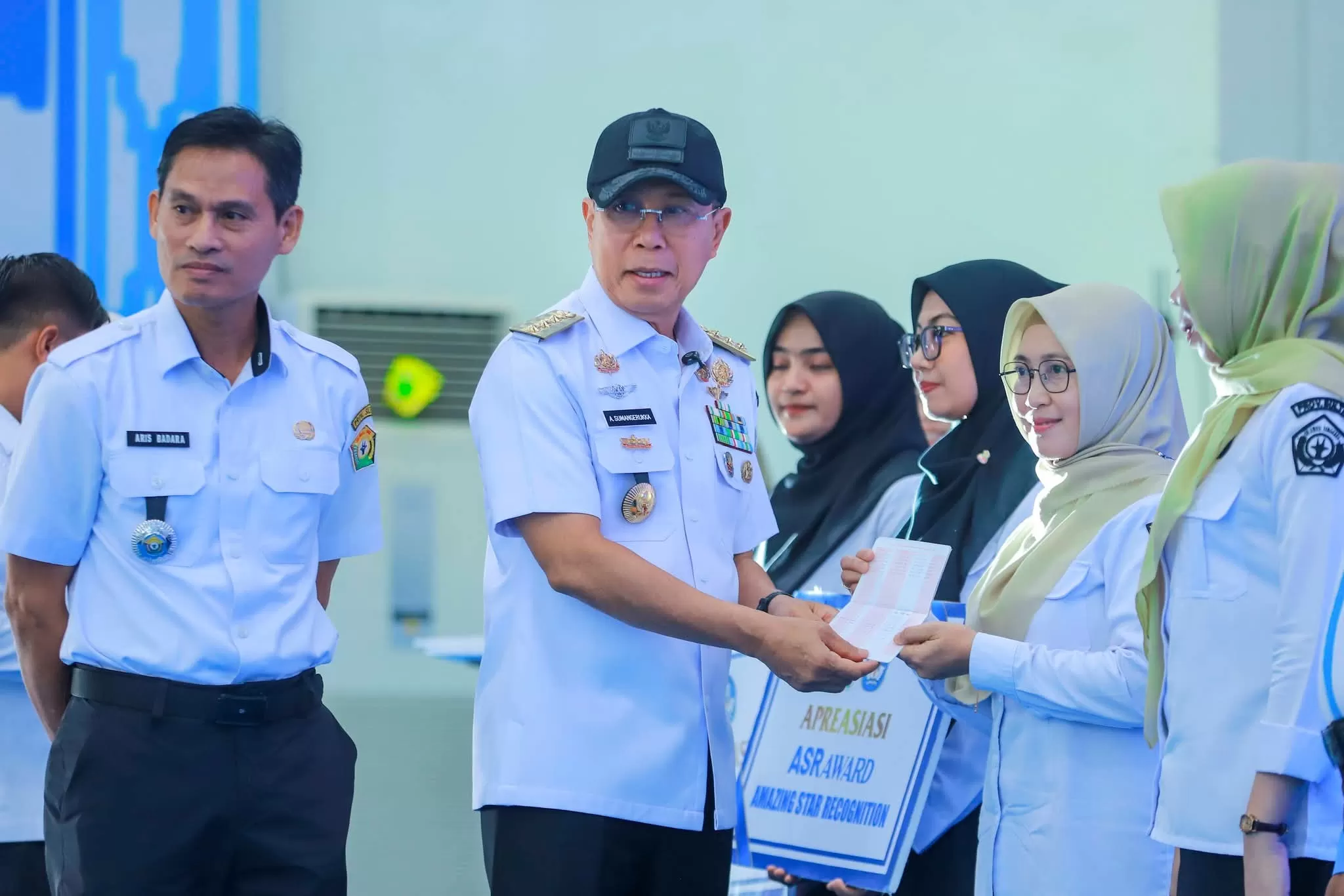 Gubernur Sultra saat menyerahkan TPG secara simbolik kepada perwakilan guru SMA sederajat di Sultra. 
