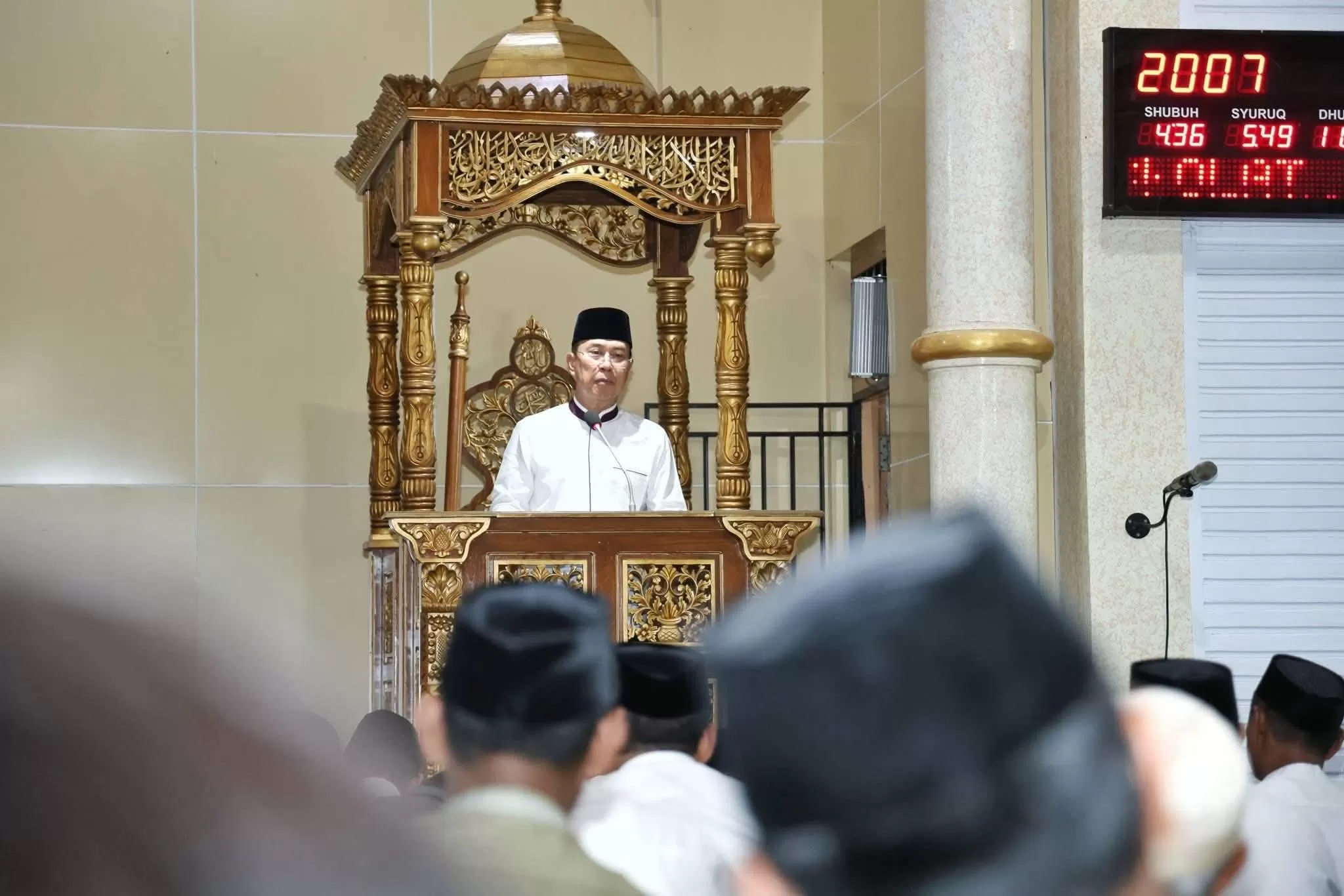 Gubernur Sultra saat melakukan Safari Ramadan di Wakatobi