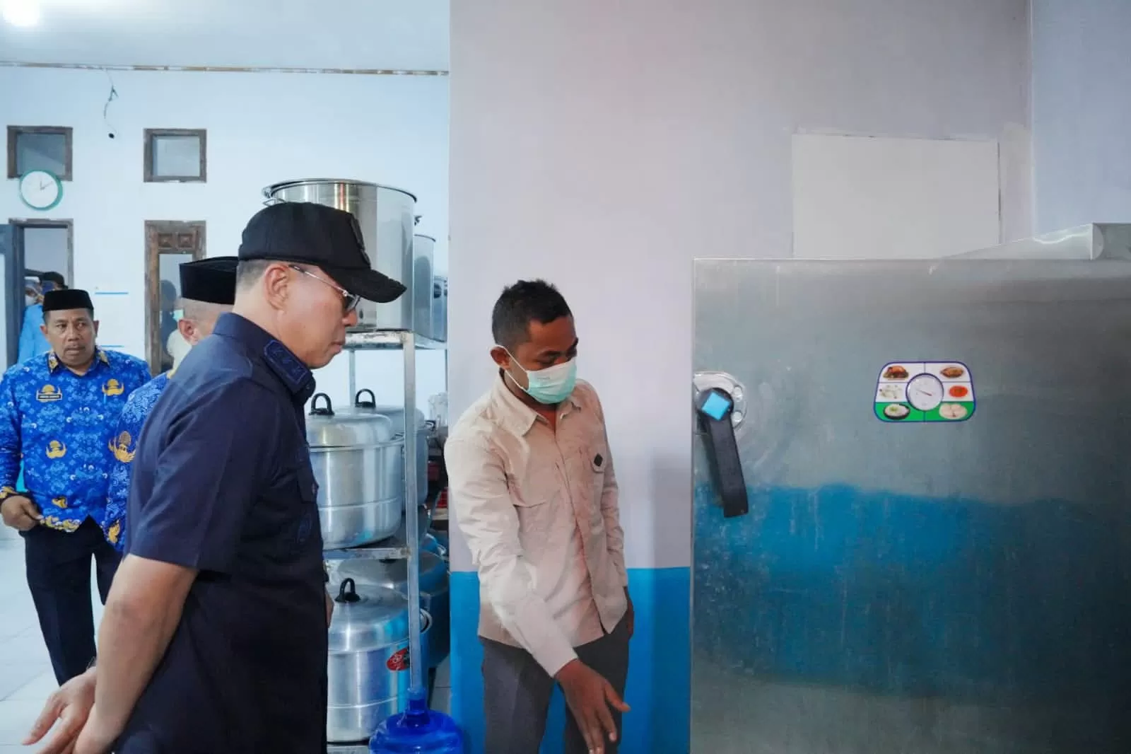 Gubernur Sultra melakukan sidak di dapur SPPG di Buton Utara dalam rangkaian Safari Ramadan
