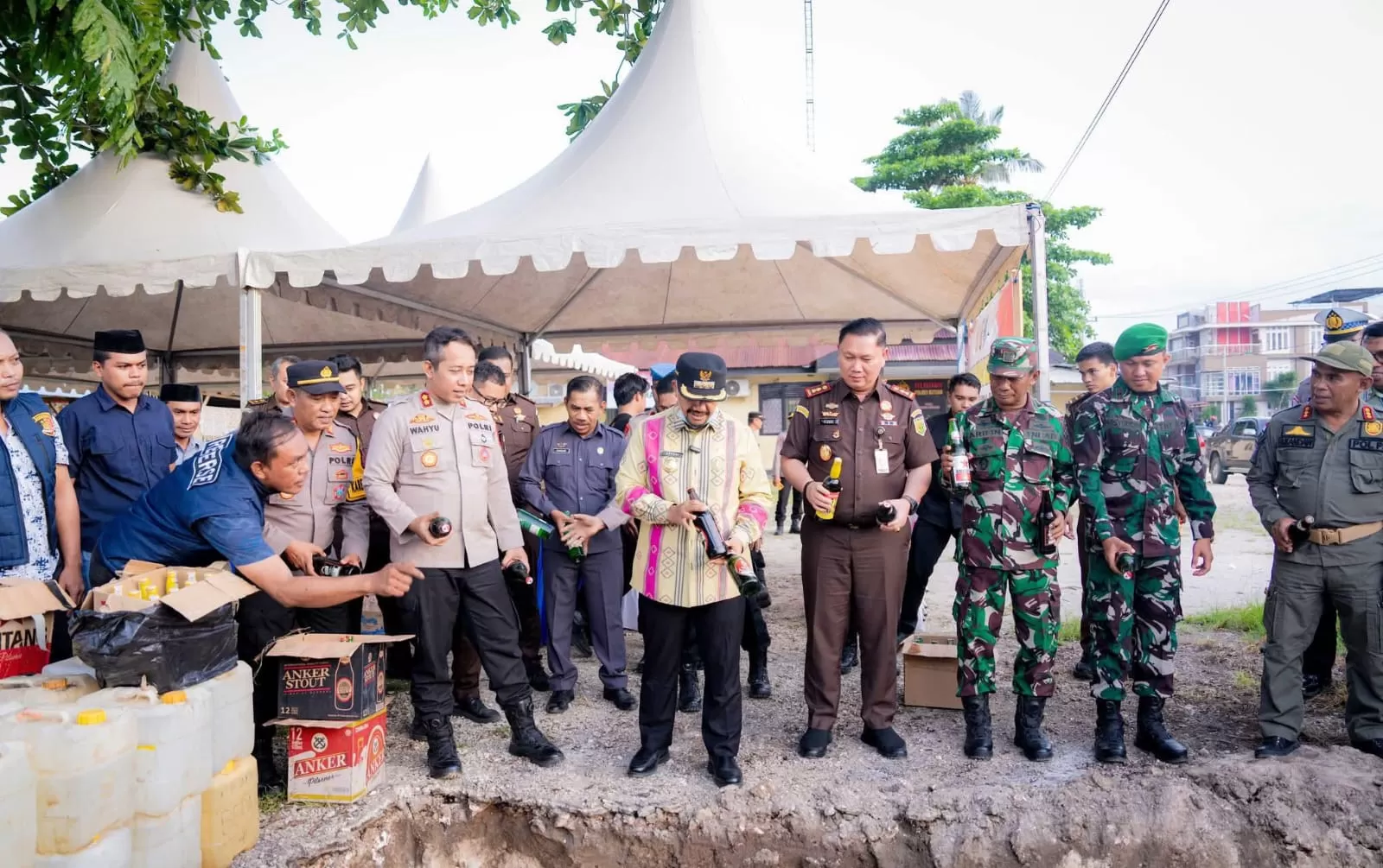 Bupati Buteng, Dr Azhari bersama Kapolres Buteng, AKBP Wahyu Adi Waluyo dan Kepala Kejari Buton musnahkan ribuan Miras hasil sitaan, kamis (12/3). 