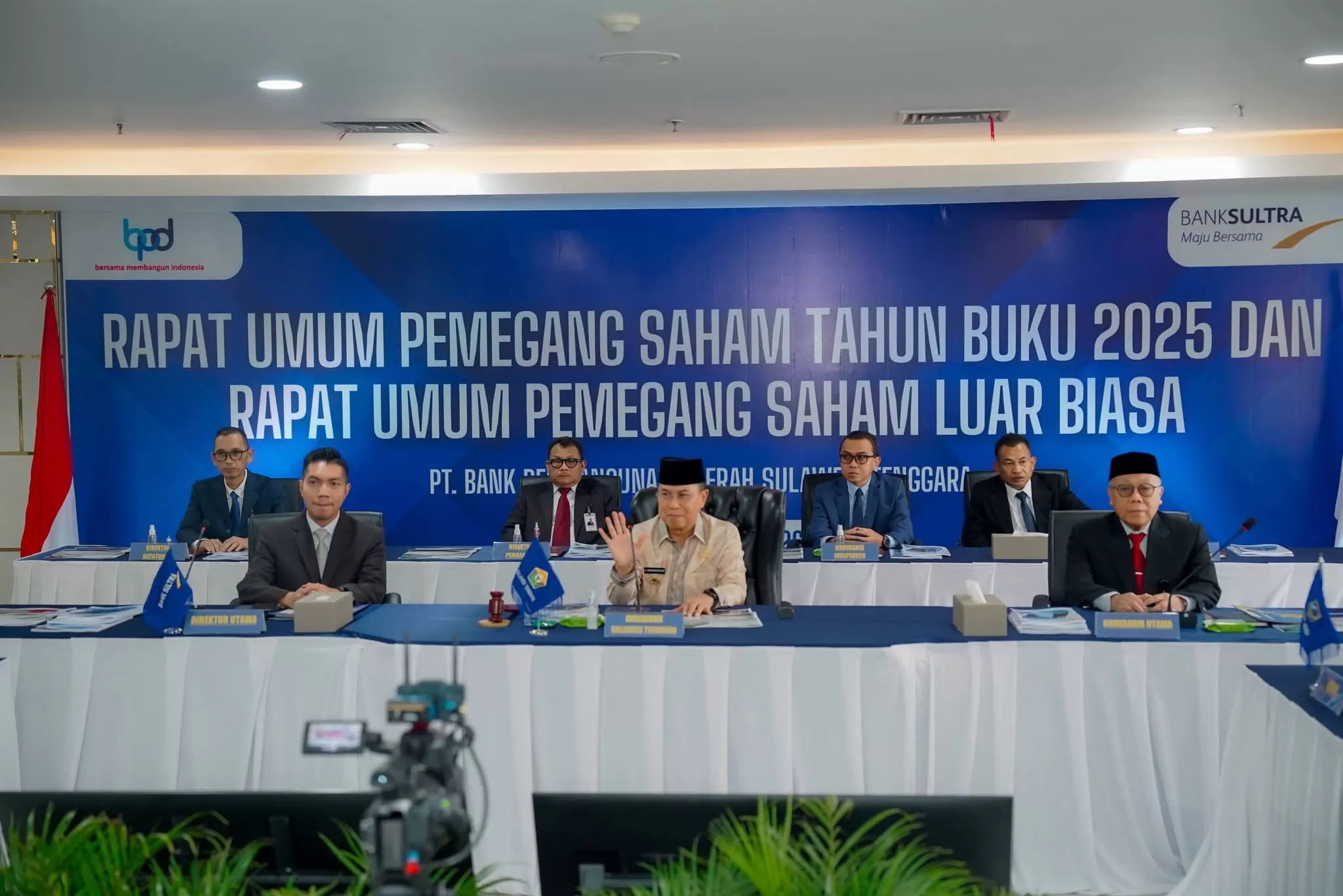 Gubernur Sultra saat memimpin pelaksanaan RUPS pemegang saham