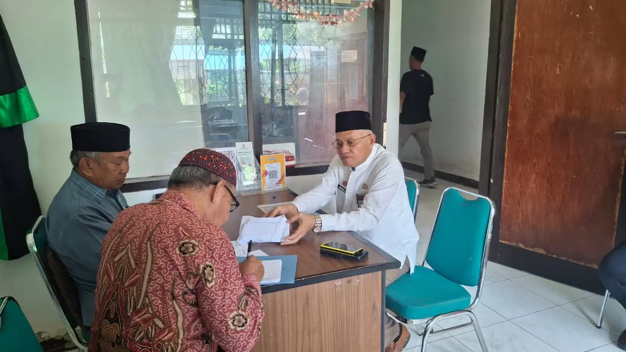 Sekda Sultra Asrun Lio saat tunaikan zakat di Baznas 