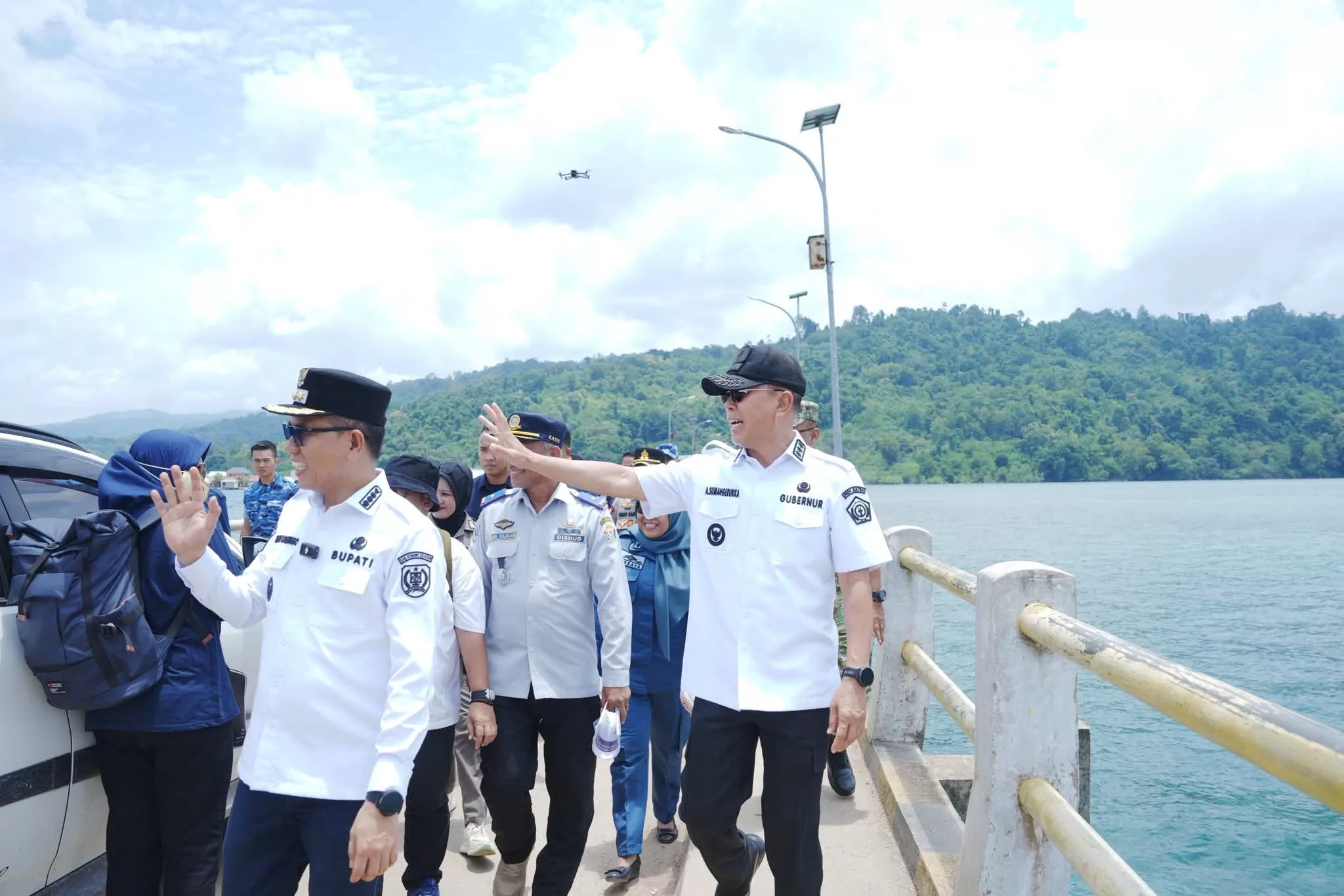 Gubernur Sultra saat meninjau arus mudik di Pelabuhan Amolengo - Labuhan. 
