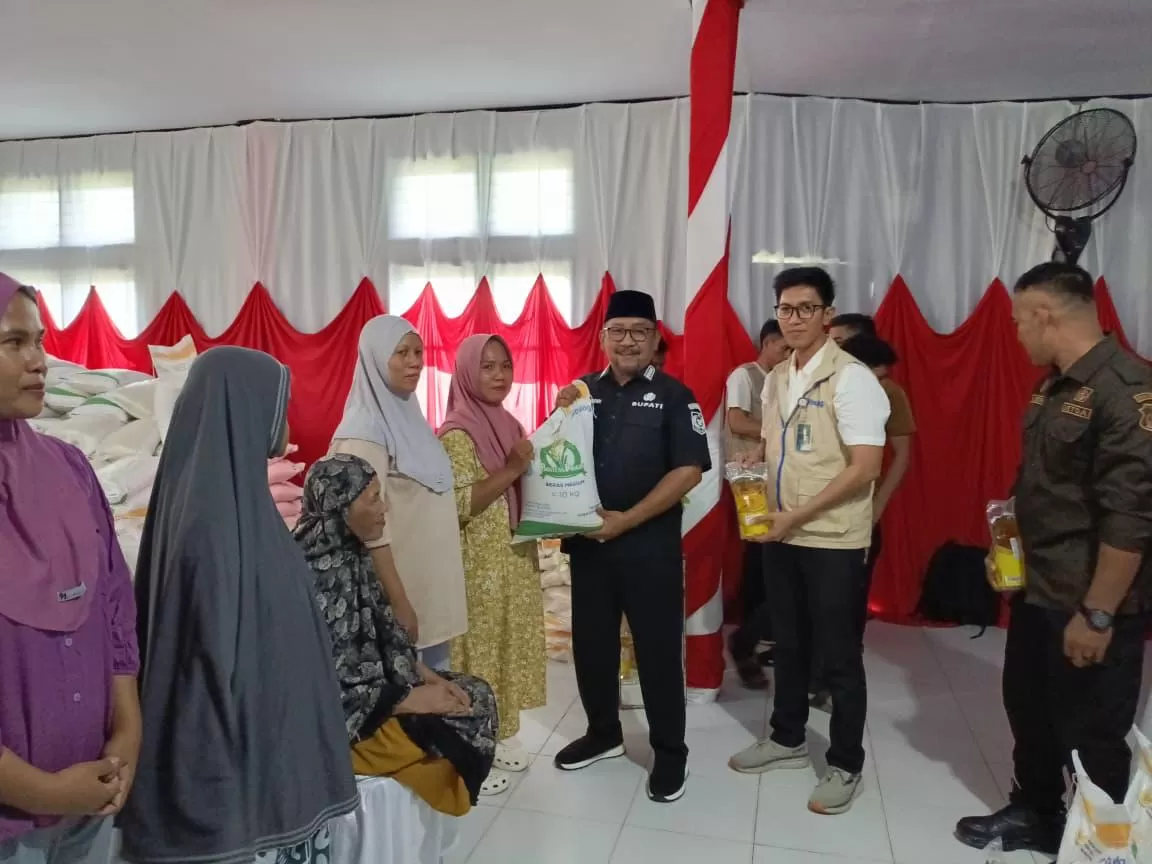 Pihak Bulog Bombana bersama Bupati menyalurkan bantuan KPM 