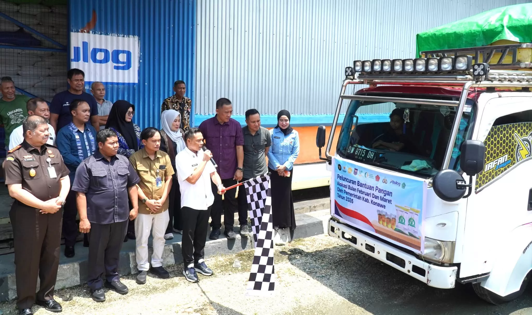 Bupati Konawe saat meluncurkan bantuan Pangan ke masyarakat