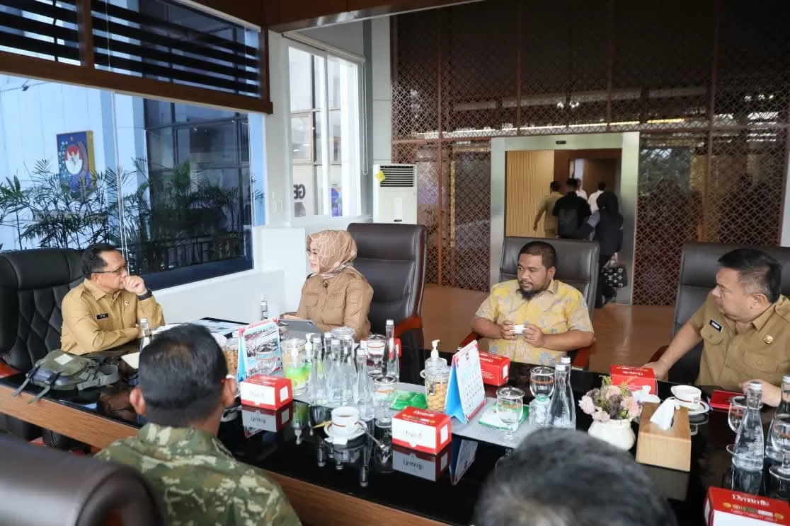 Walikota Kendari didampingi Ketua DPRD dan jajarannya menyampaikan kesiapan UCLG Aspac Bureau Meeting ke Mendagri Tito