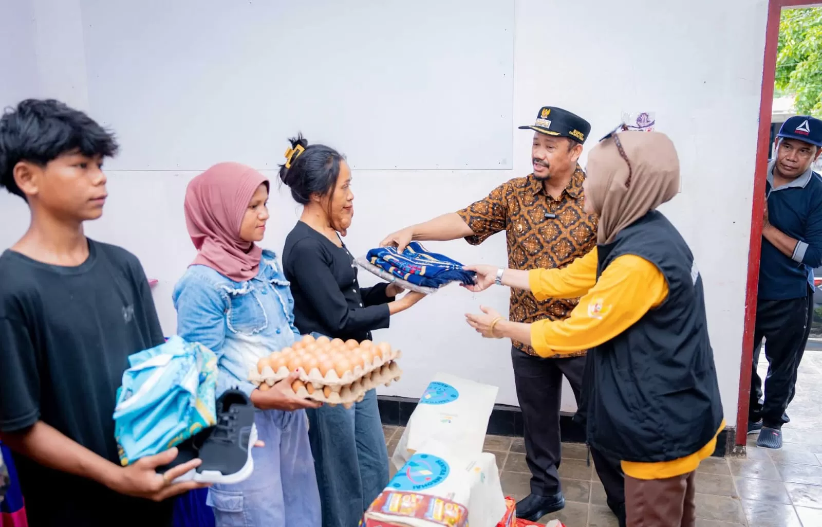 Bupati Buteng, Dr Azhari saat menyalurkan bantuan ATENSI Kemensos kepada warganya, Jumat (10/4). 
