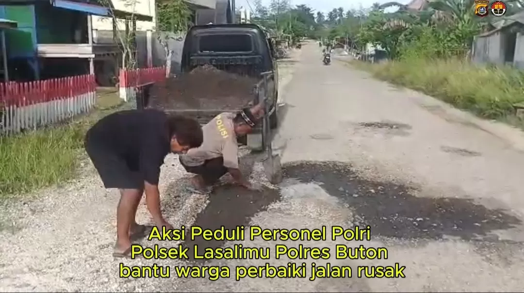 Personel Polsek Lasalimu menambal Jalan Berlubang