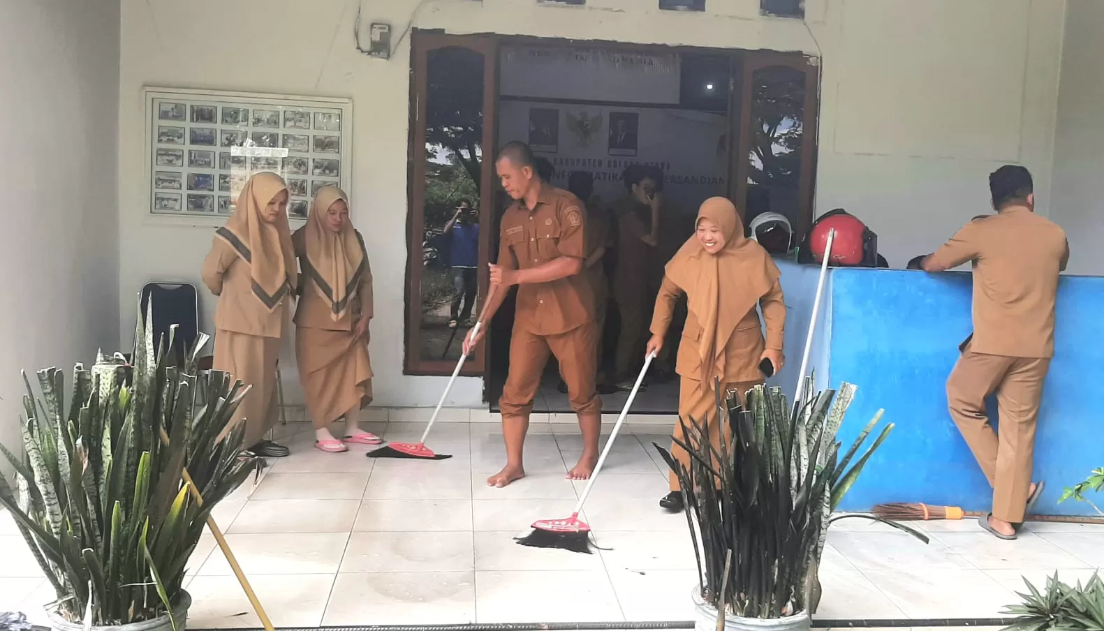 ASN Dinas Kominfo Kolut gotong royong membersihkan area kantor pascaaksi demontrasi. 