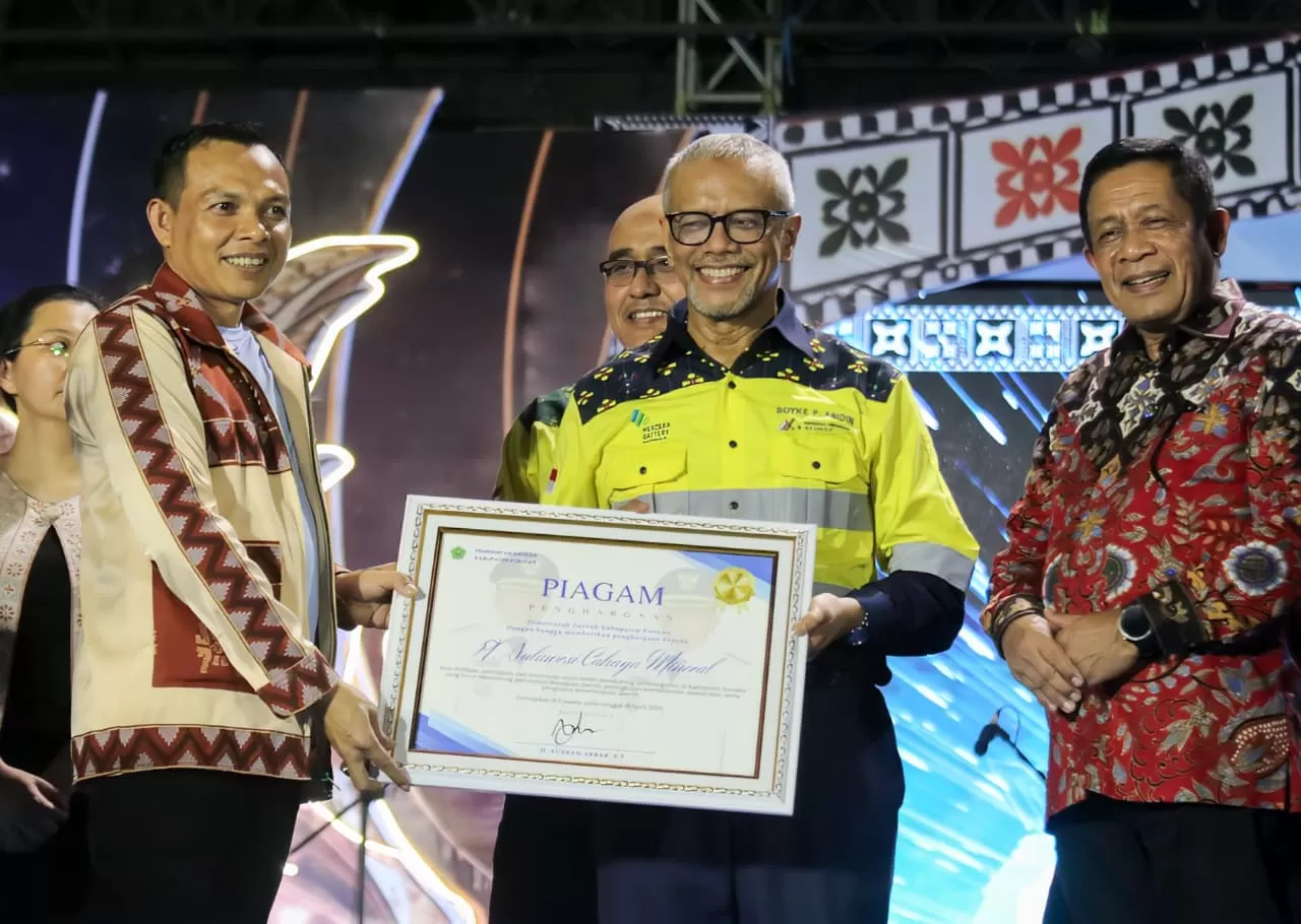 Bupati Konawe Yusran didampingi Wakil Gubernur Sultra Hugua saat menyerahkan Piagam penghargaan kepada Direktur PT SCM saat puncak peringatan HUT Konawe. 