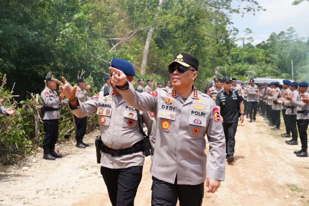Wakapolri saat meninjau lokasi lahan hibah yang akan dijadikan Mako Brimob