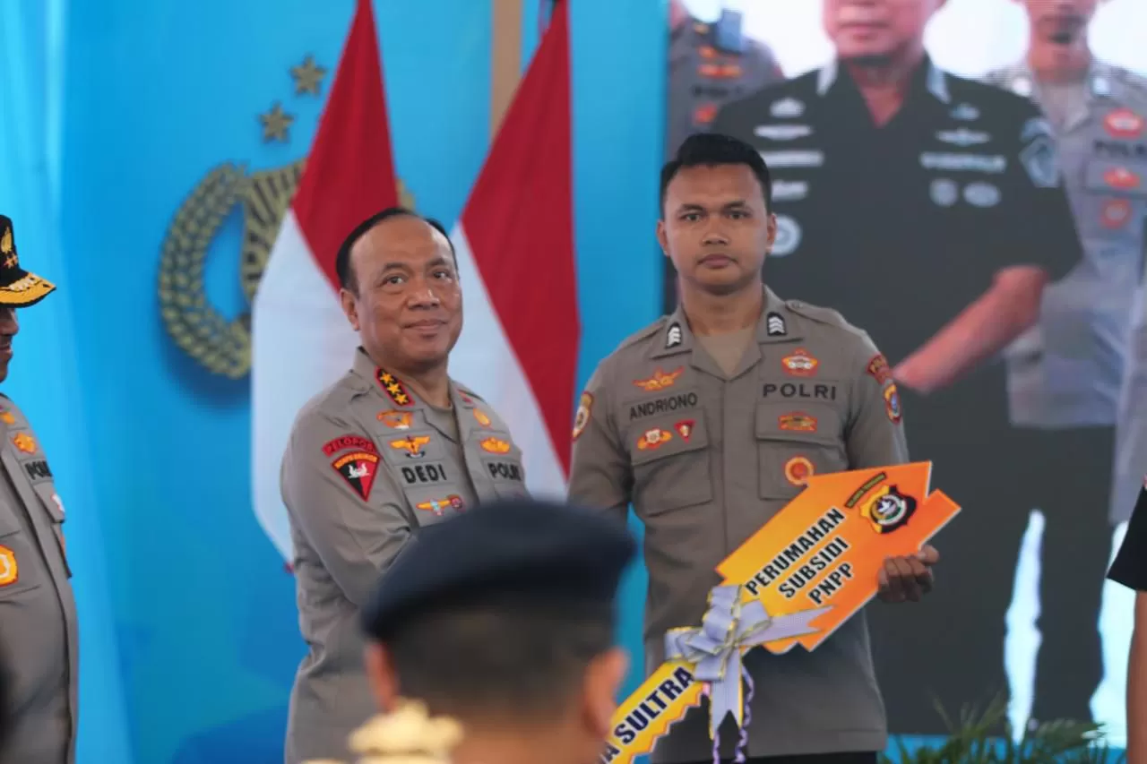 Wakapolri serahkan bantuan Perumahan bagi PNPP dan Masyarakat di Sultra saat kunjungan ke Kolaka