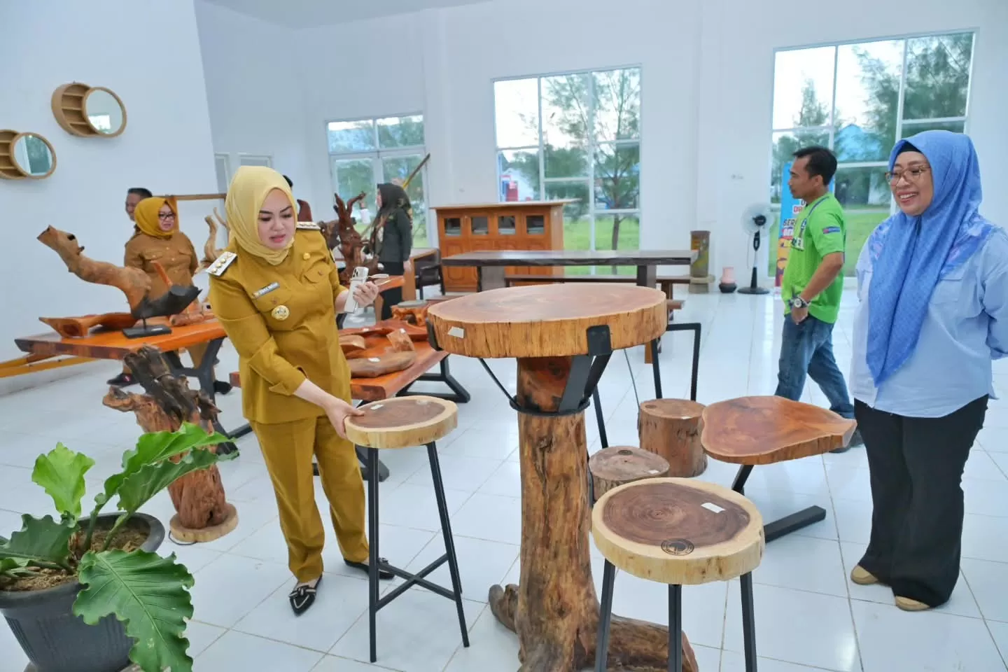 Walikota Kendari saat Kunjungi Workshop Mebel Polres dan Kerajinan di Pusat Promosi Disnakerperin