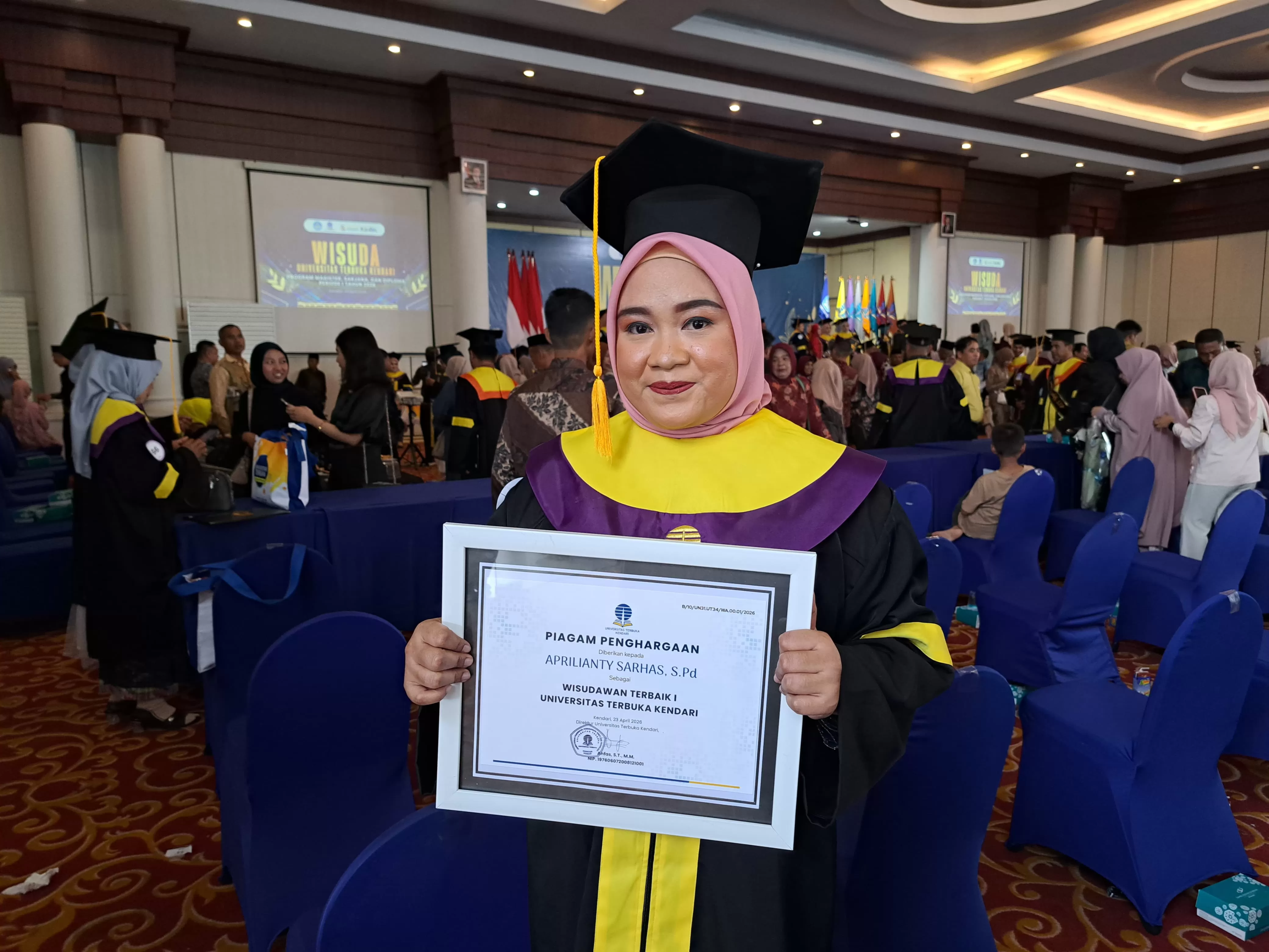 Aprilianty Sarhas Wisudawati Terbaik UT Kendari