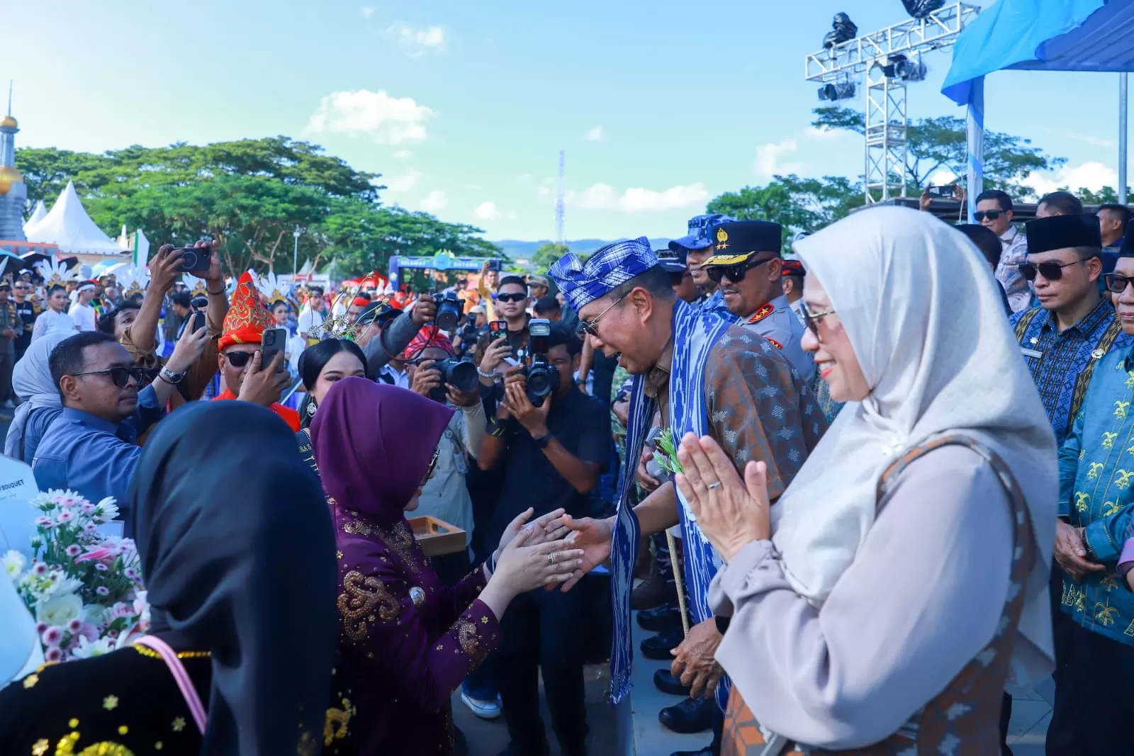 Gubernur Sultra didampingi Ketua TP PKK saat menerima peserta pawai budaya di panggung utama. 