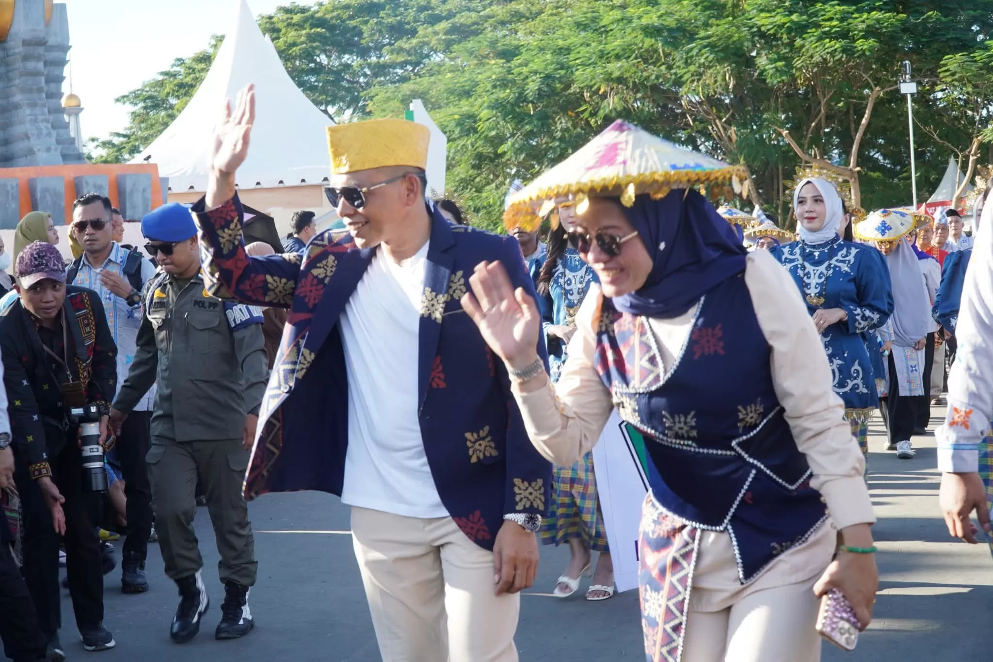 Bupati Konawe bersama istri memimpin rombongan pawai budaya HUT Sultra