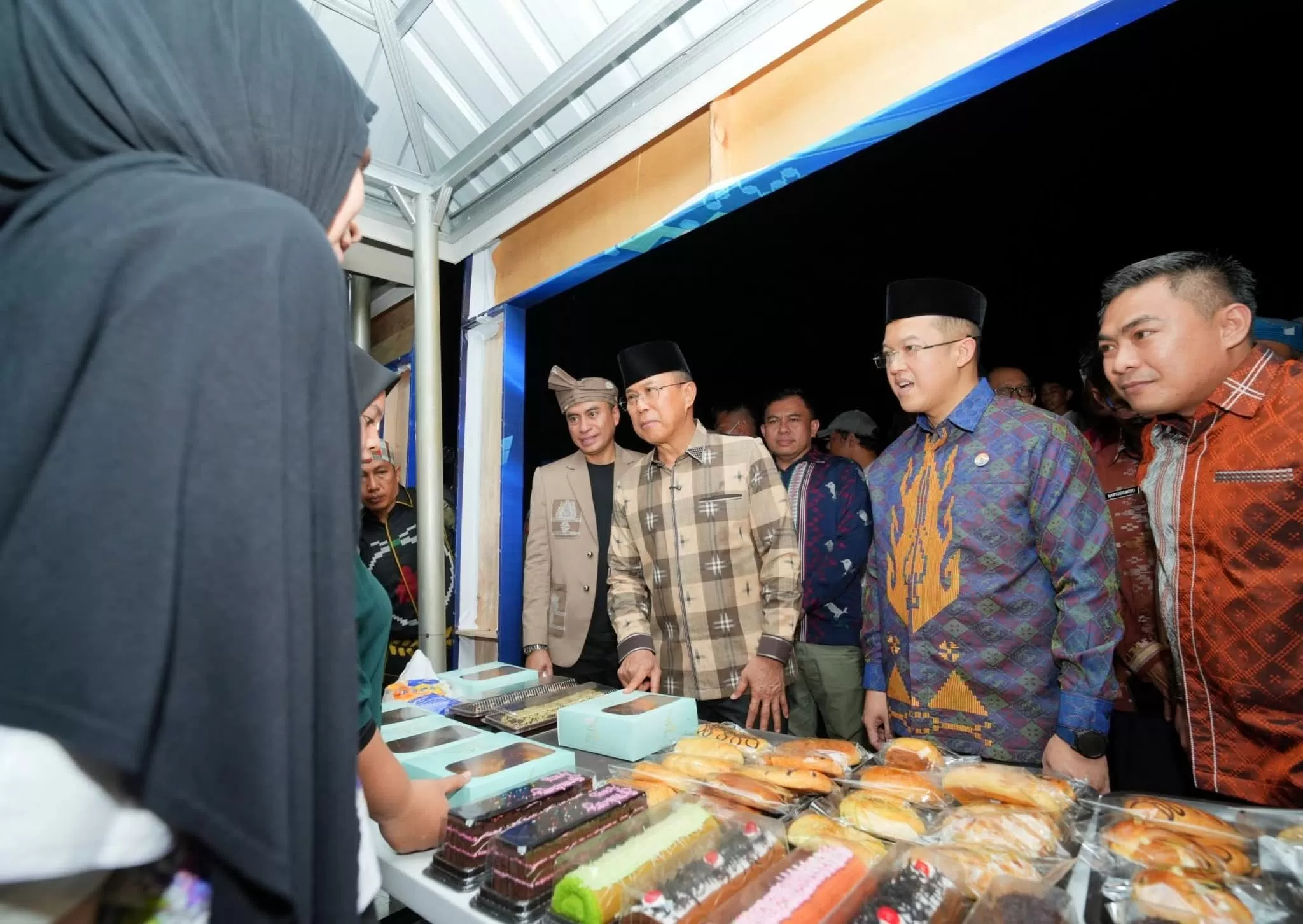 Gubernur Sultra dan Sekjen Kemendiktisaintek saat mengunjungi Stand UMKM pada HUT ke-62 Sultra