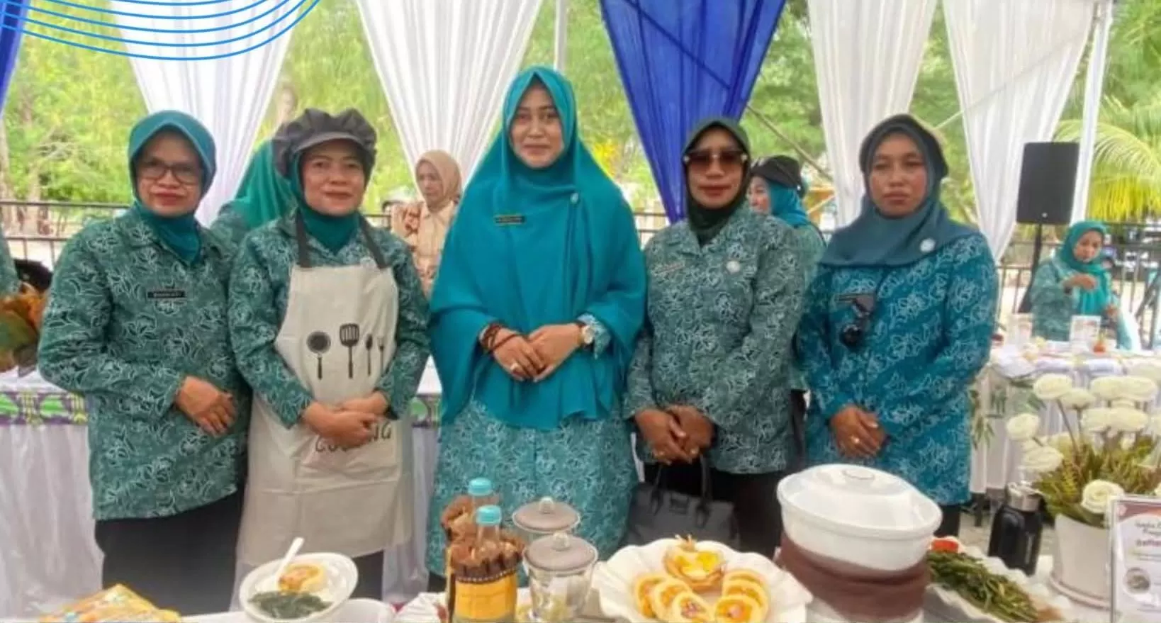 Ketua TP PKK Buteng, Umi Noranah Azhari bersama jajarannya dalam mengikuti kegiatan Halal Cooking Competition dan Lomba Cipta Menu Olahan Pangan Lokal, Sabtu (25/4). 