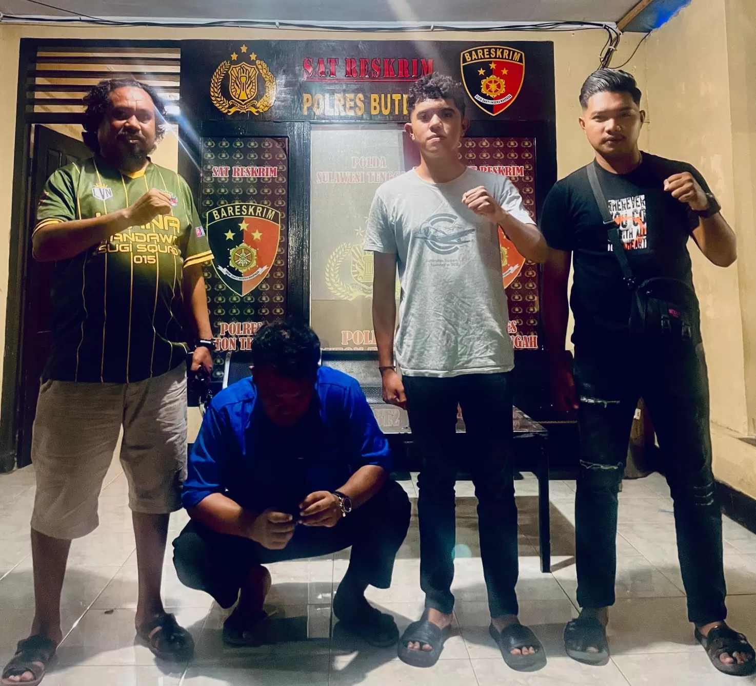 Satreskrim Polres Buteng Saat mengamankan Terduga Pelaku Penipuan, Minggu (26/4) malam