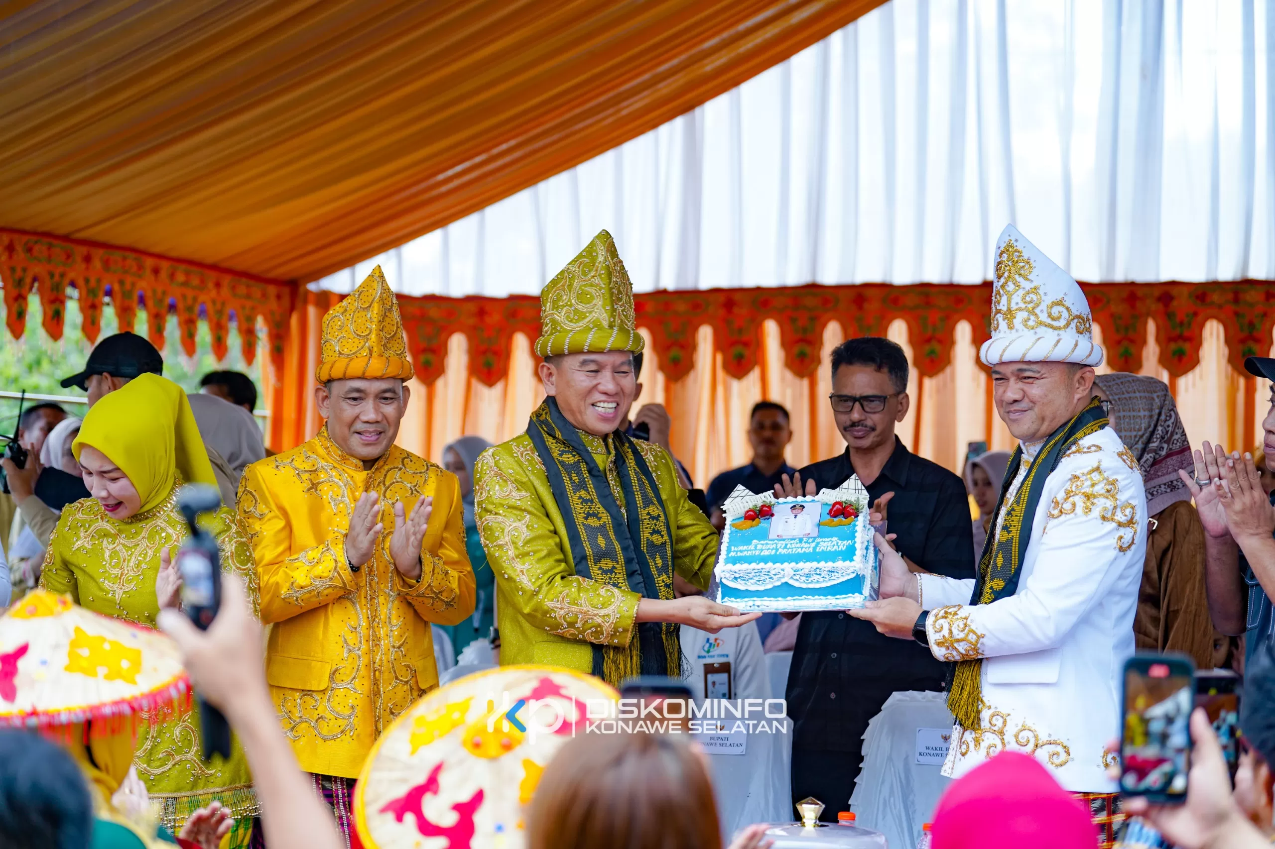 Bupati Irham Kalenggo dalam Pawai Budaya HUT ke-23 Konawe Selatan