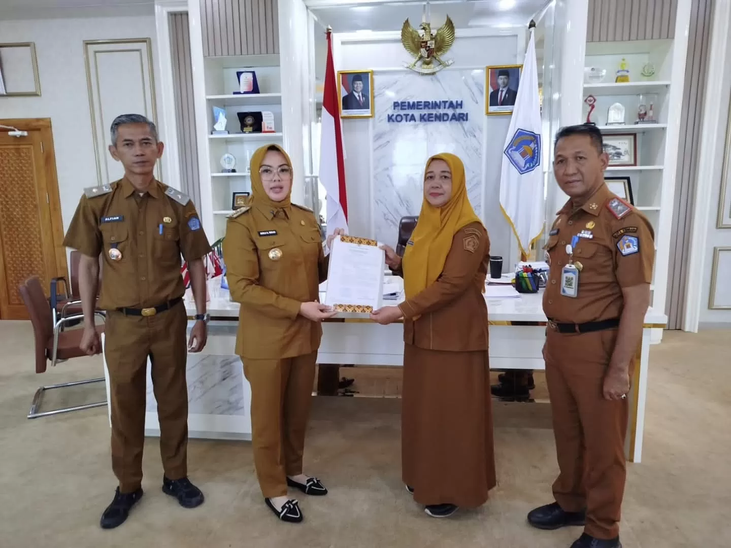 Penyerahan SK Plt Camat Poasia oleh Wali Kota Kendari
