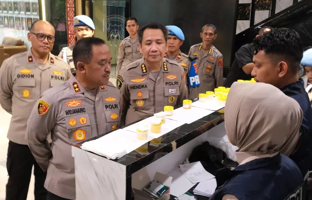 Kapolda Sultra Irjen Pol Didik Agung Widjanarko saat memantau langsung pelaksanaan tes urine personel di Kendari, Senin (23/2/2026).