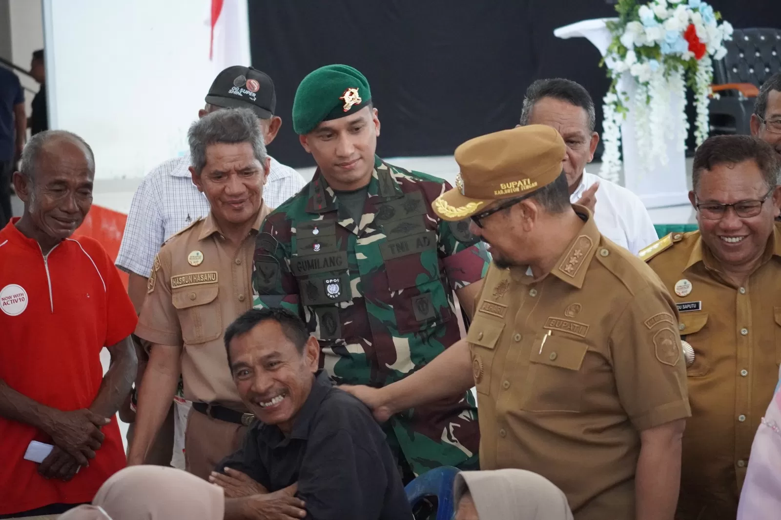 Bupati Buteng, Dr Azhari Hadir langsung dalam kegiatan Baksos Kesehatan, di gedung kesenian Mawasangka, (4/5). 
