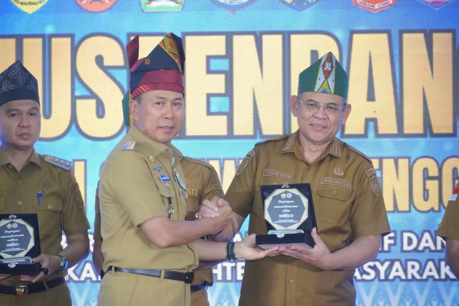 Walikota Baubau saat menerima Piagam penghargaan dari Gubernur Sultra