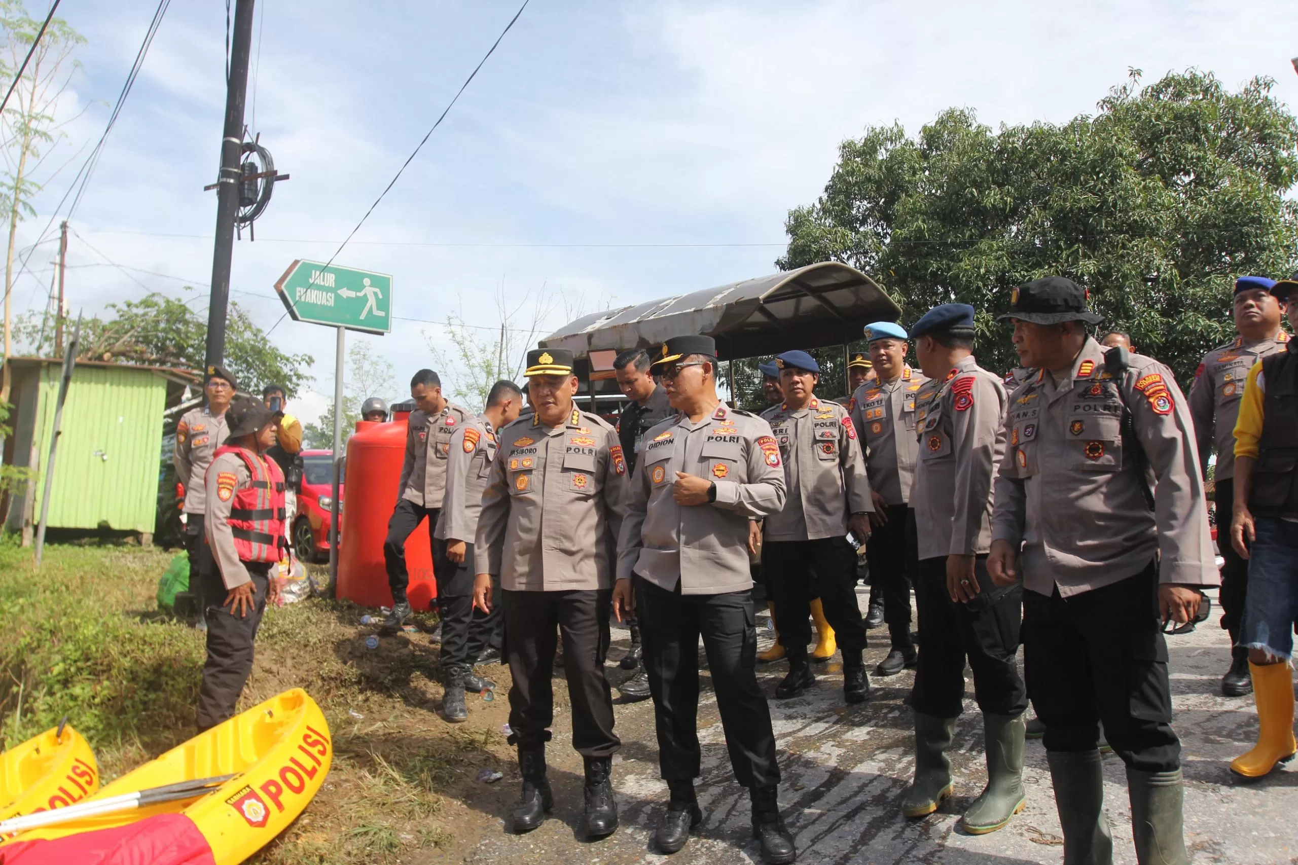 Wakapolda Sultra saat meninjau lokasi banjir di kali wanggu