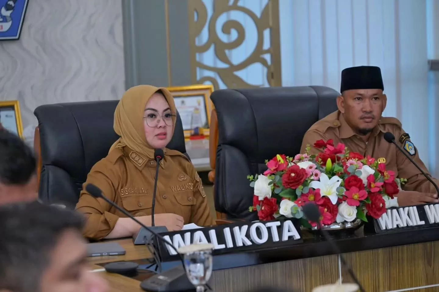 Wali kota Kendari didampingi wakilnya saat pimpin rapat penanganan darurat banjir di Sungai Wanggu