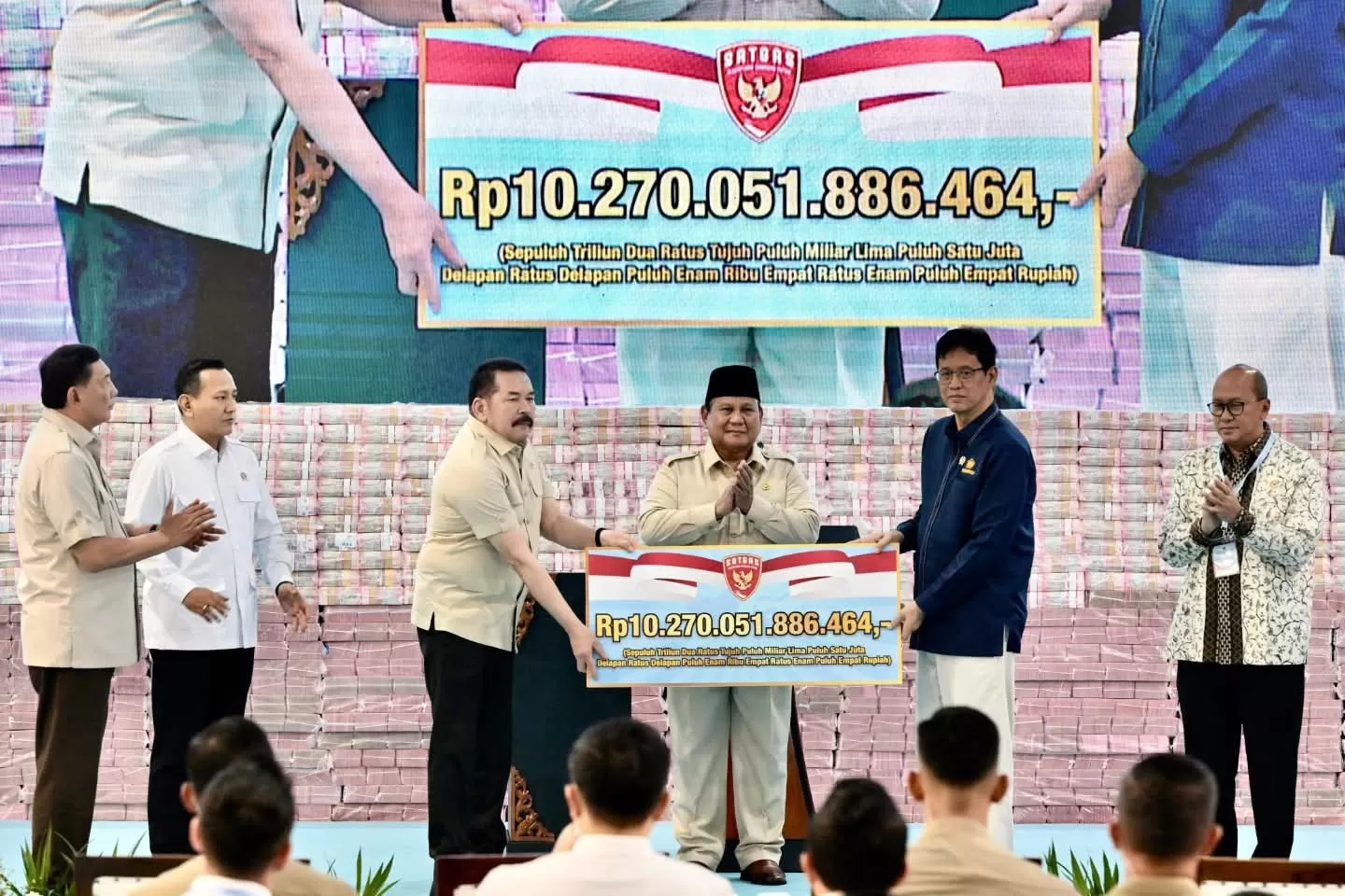 Presiden Prabowo saat menyaksikan  penyerahan uang denda administratif dari Kejagung ke Menkeu