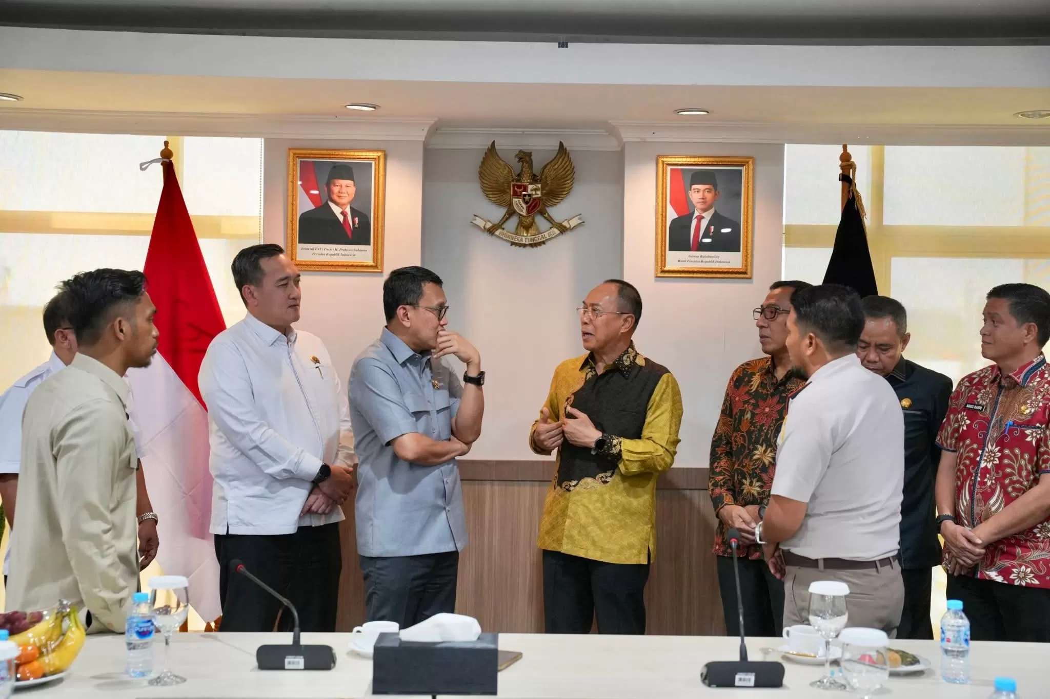 Gubernur Sultra saat berbincang dengan Kepala Badan Karantina Indonesia di Kantornya
