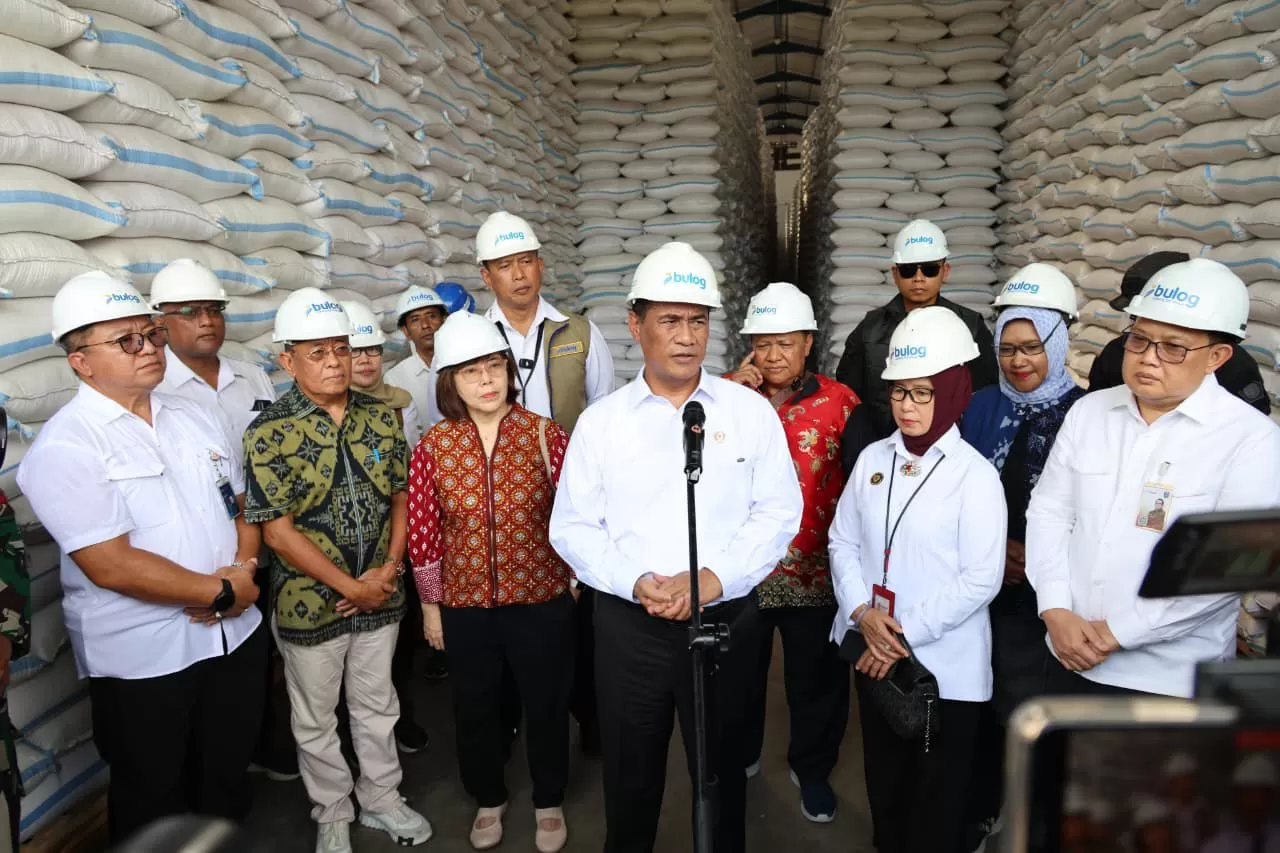 Mentan Amran saat mengecek gudang sewa bulog di Surabaya
