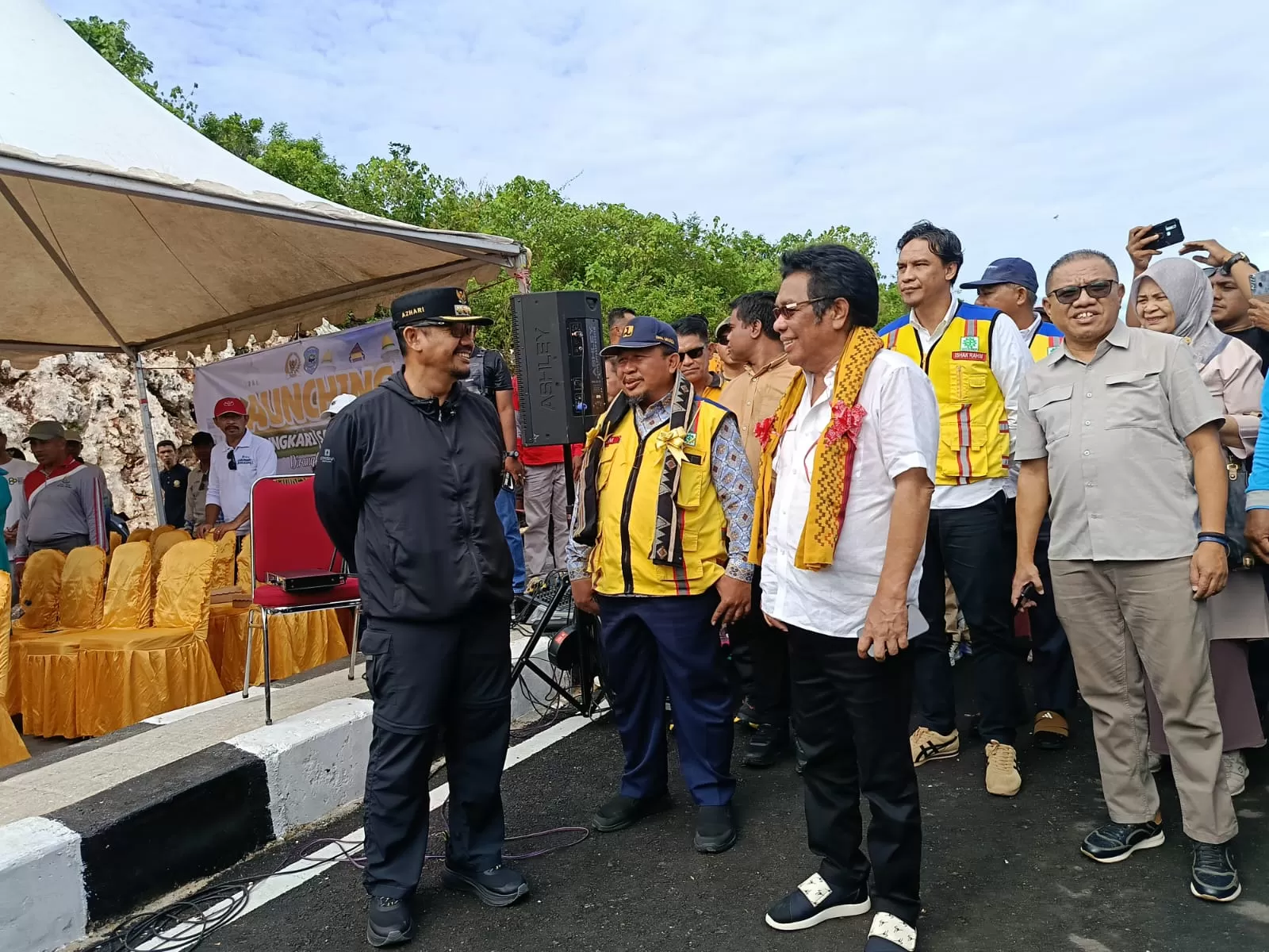 Bupati Buteng, Dr Azhari bersama Wakil Ketua Komisi V DPR RI, Ir Ridwan Bae saat menghadiri peresmian jalan viral bertajuk Labungkari Samentaeno, Sabtu (16/5).