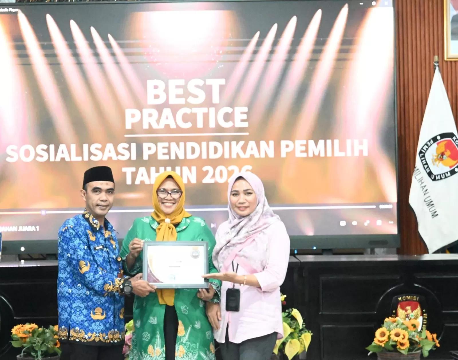 Ketua KPU Sultra saat menyerahkan penghargaan kepada KPU Wakatobi