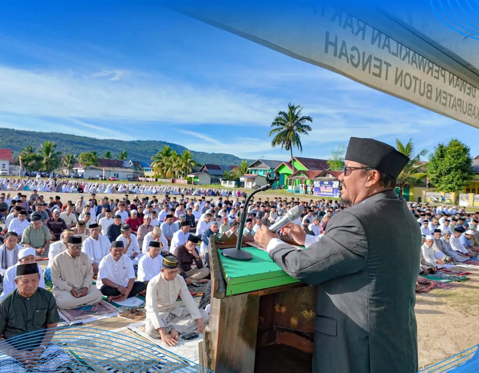 Bupati Buteng, Dr Azhari saat melaksanakan Sholat Idhul Adha 1447 Hijriah, Bertempat di lapangan tangkalawa Lakudo, Rabu (27/5). 