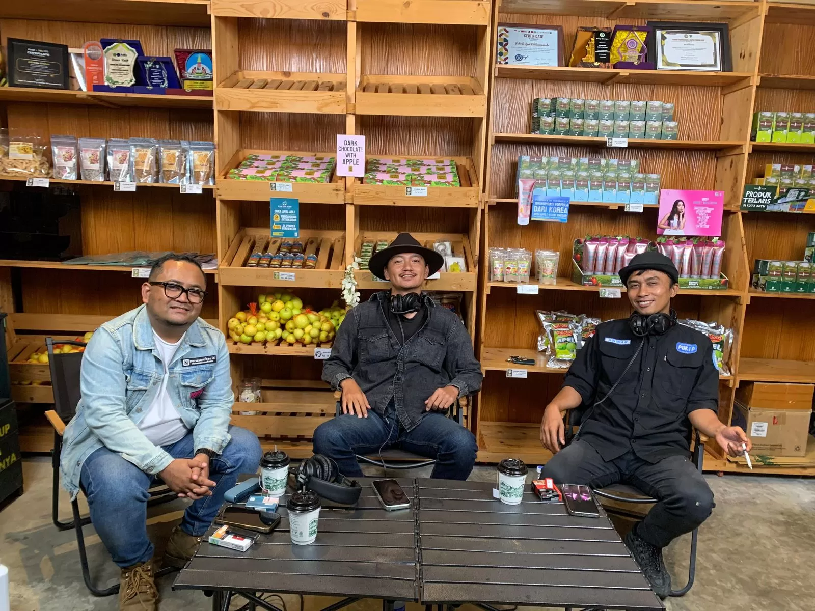 Alfredo Dhilan, bersama koordinator BCH Alan W. Hafiludin dan Komite Ekraf Kota Batu Muhammad Anwar