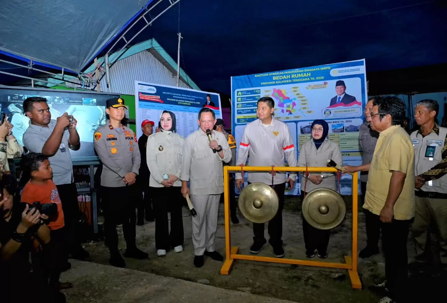 Mendagri dan Menteri PKP saat akan menetapkan peluncuran awal pembangunan BSPS dari Kendari