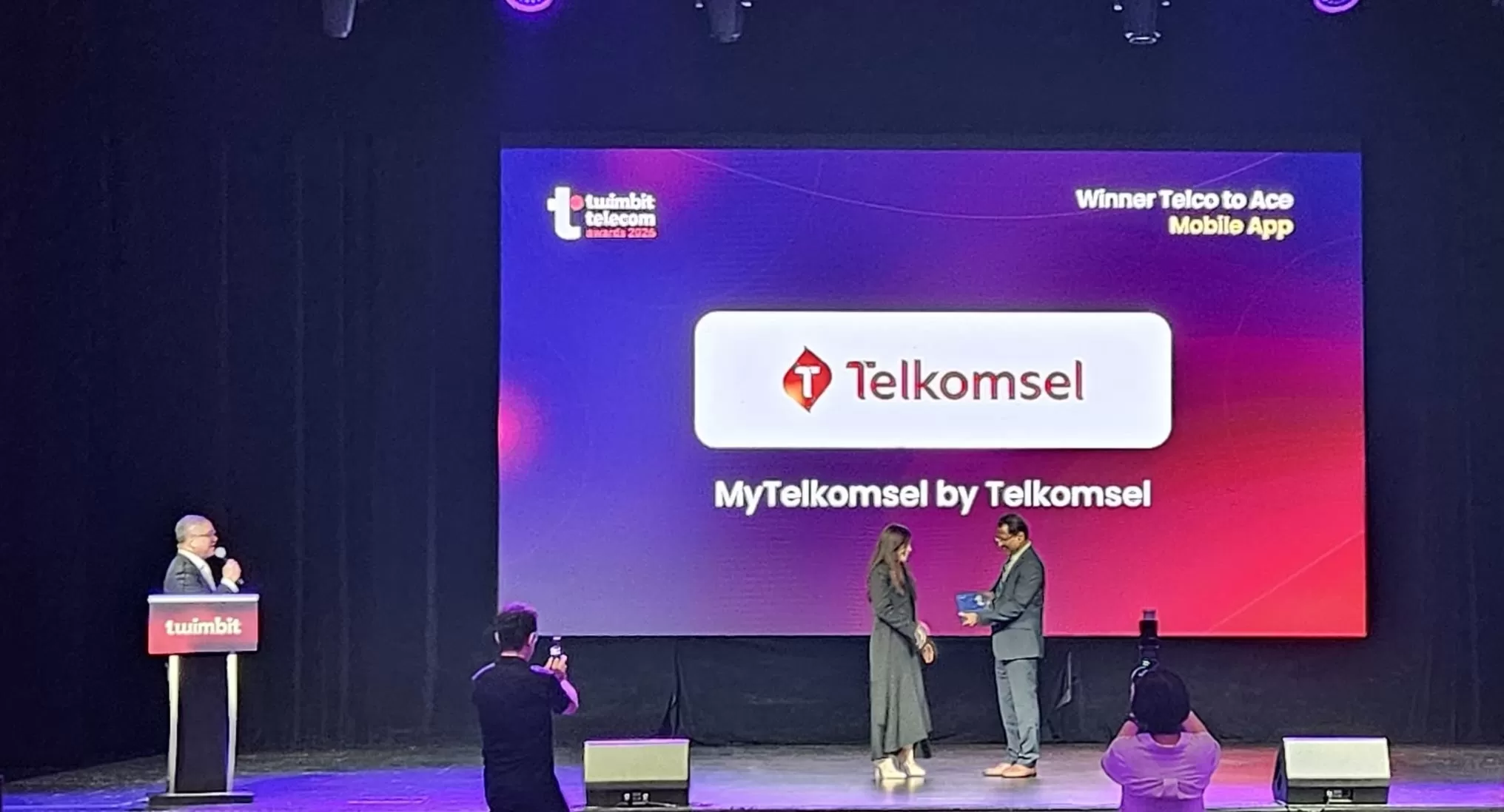 Telkomsel Raih Dua Penghargaan Twimbit Telecom Awards 2026_1A-1B:* Telkomsel kembali meraih dua penghargaan yaitu Telco to Ace Mobile App dan Telco to Ace Brand dalam ajang Twimbit Telecom Awards 2026