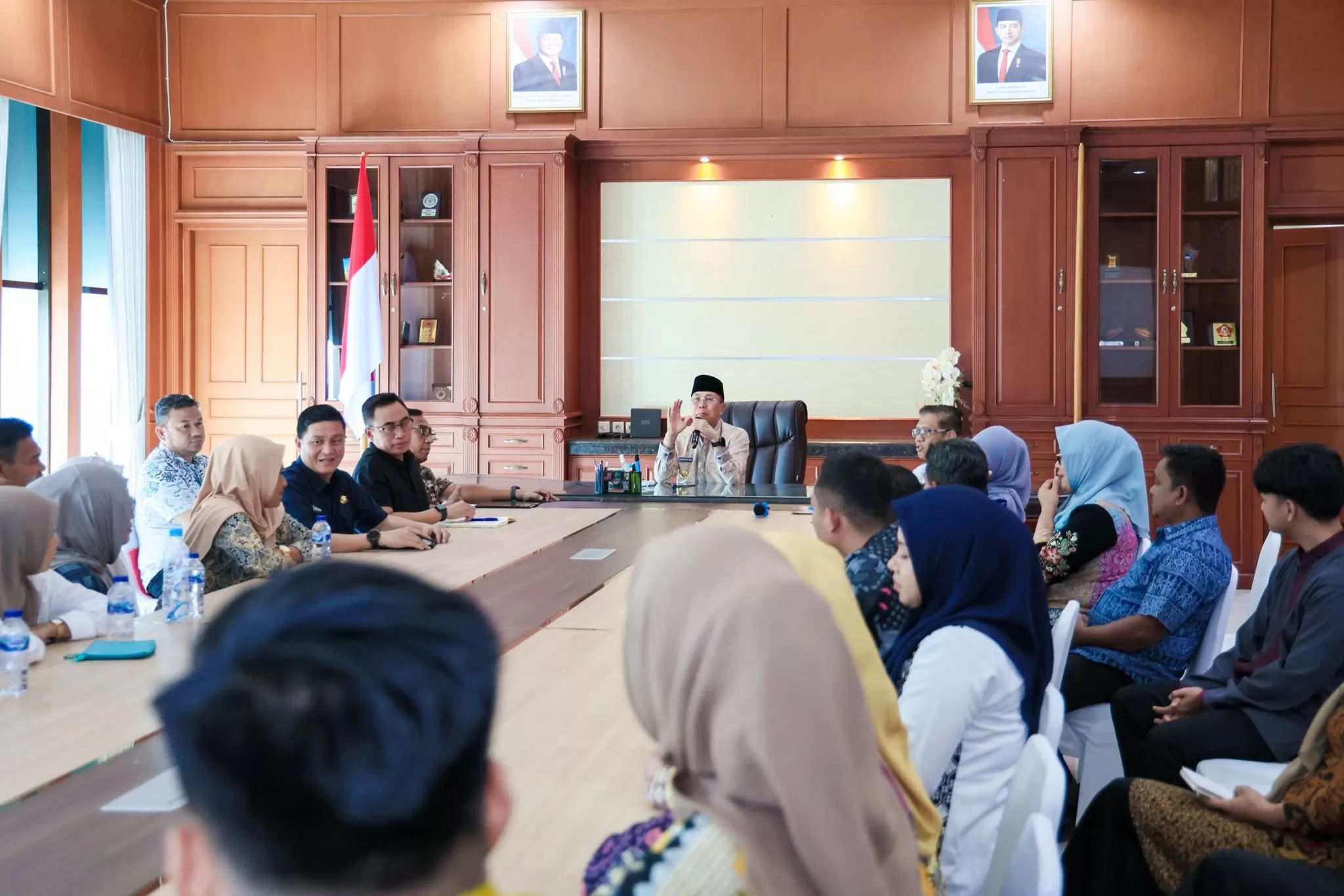 Gubernur Sultra saat menerima perwakilan tenaga PPPK di kantor nya