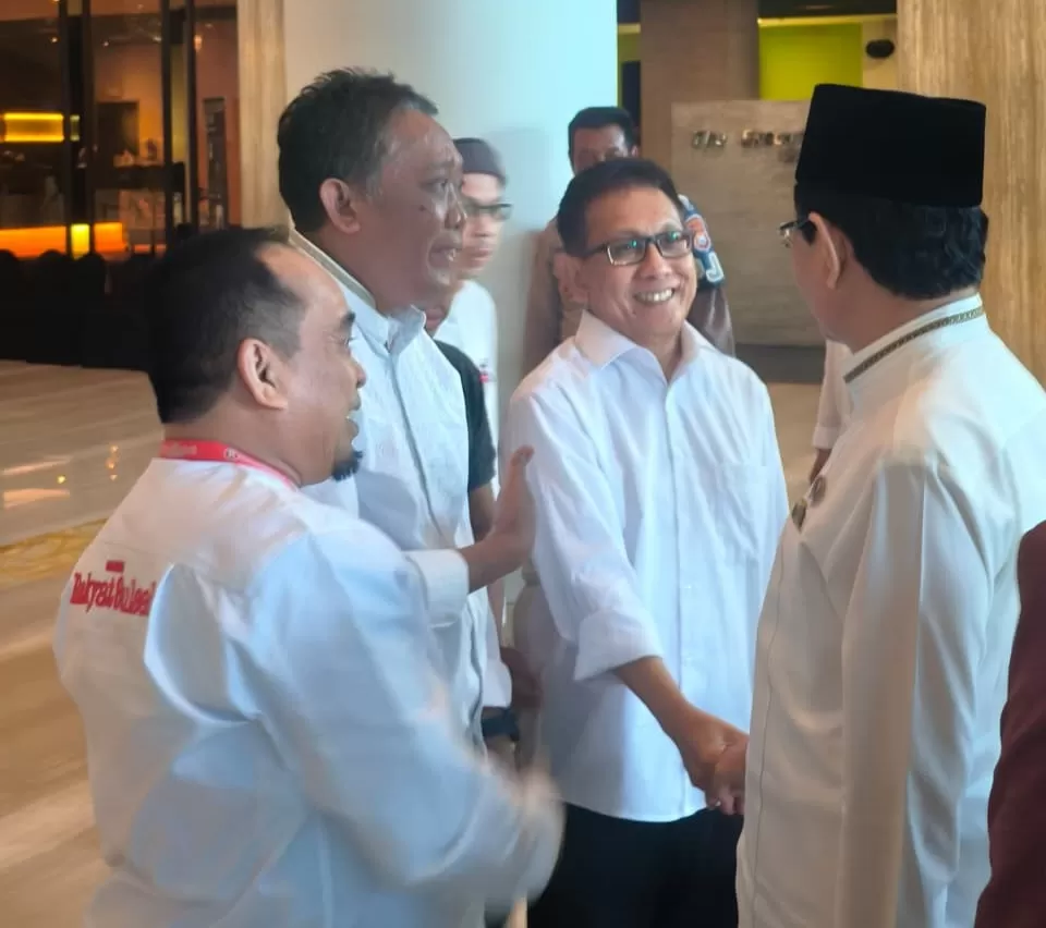 Ketua PWI Sulsel Suwardi saat menyalami Menteri Agama Nasaruddin Umar