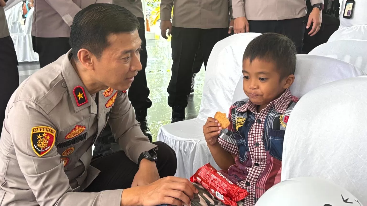 Kapolda Sultra Himawan Bayu Aji saat bercengkrama dengan anak salah satu warga pada momentum bakti kesehatan