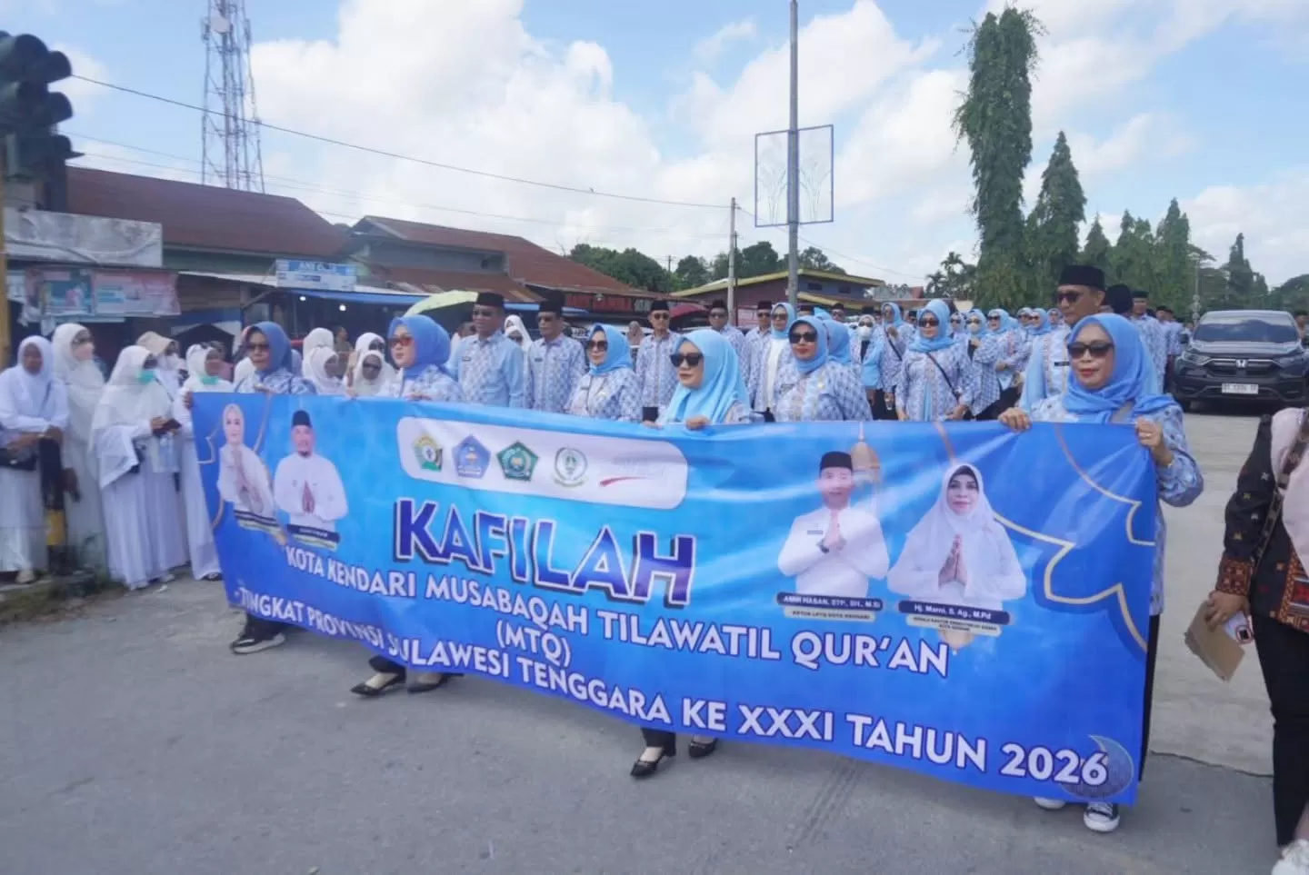 Kafilah Kota kendari menampilkan tenun dalam pawai Taaruf