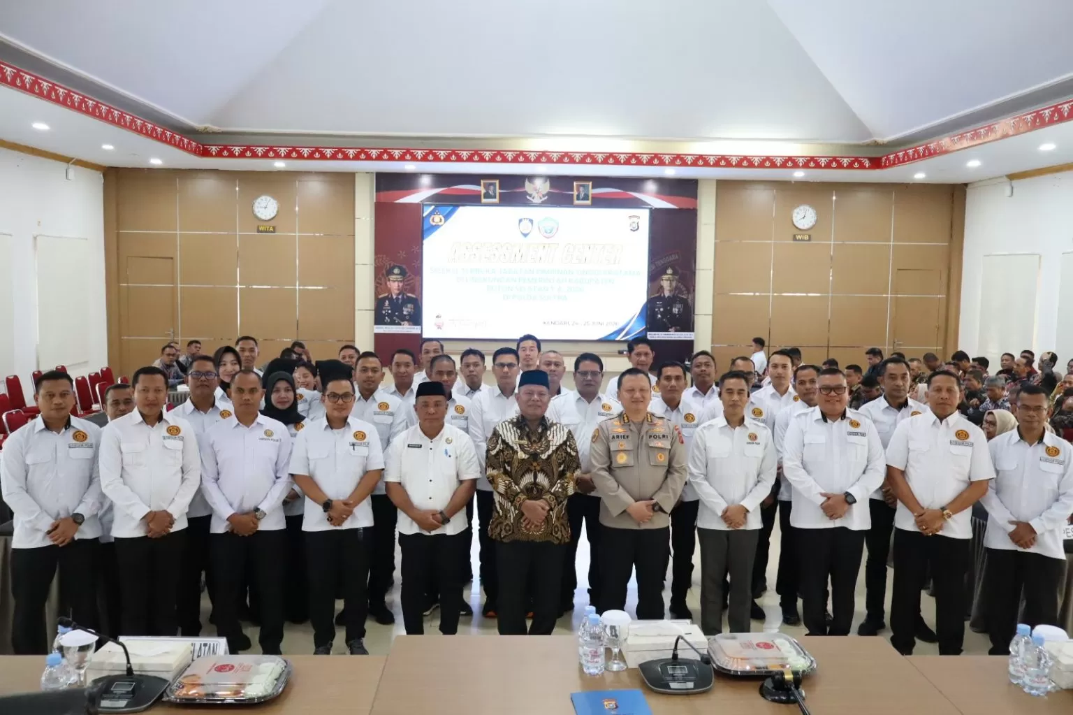 Puluhan Pejabat Pemkab Busel saat berfoto bersama usai pembukaan Asessmen center di Polda Sultra.