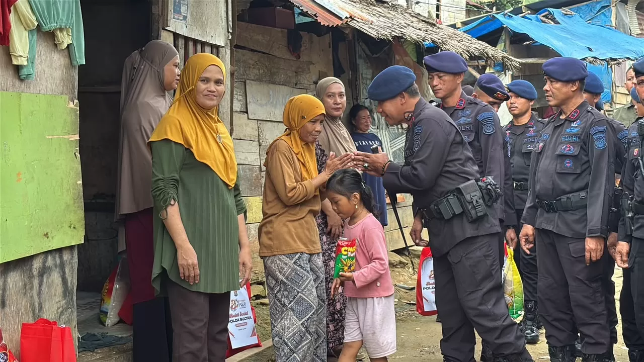 Detasemen Gegana Satbrimob Polda Sultra Salurkan Sembako untuk Warga Kampung Pemulung