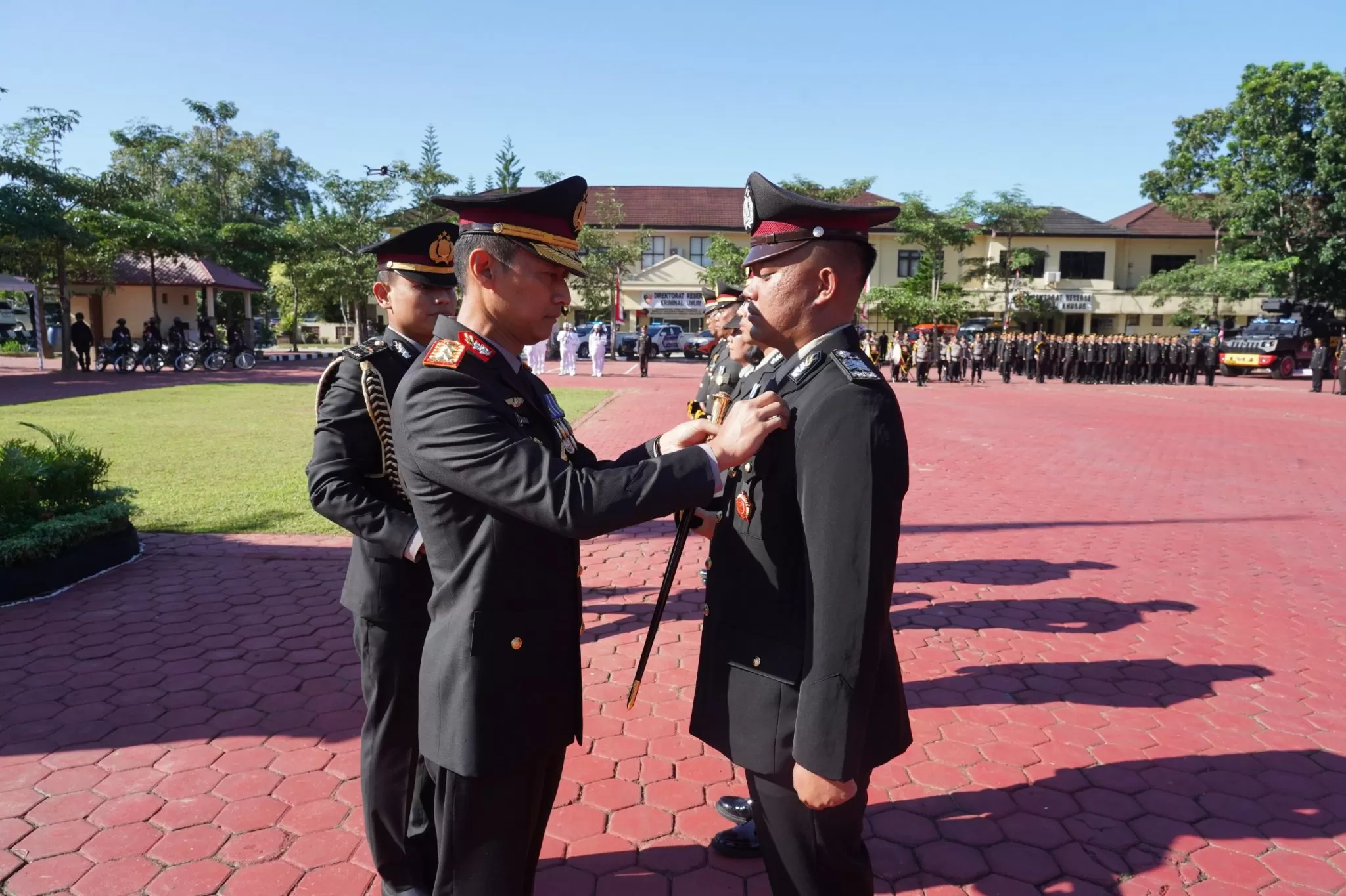 Kapolda Sultra menyematkan penghargaan dan tanda jasa kepada perwakilan personel berprestasi. 