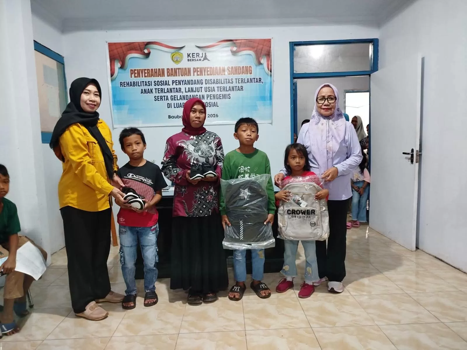 Dinsos Baubau salurkan bantuan seragam ke anak-anak yang membutuhkan