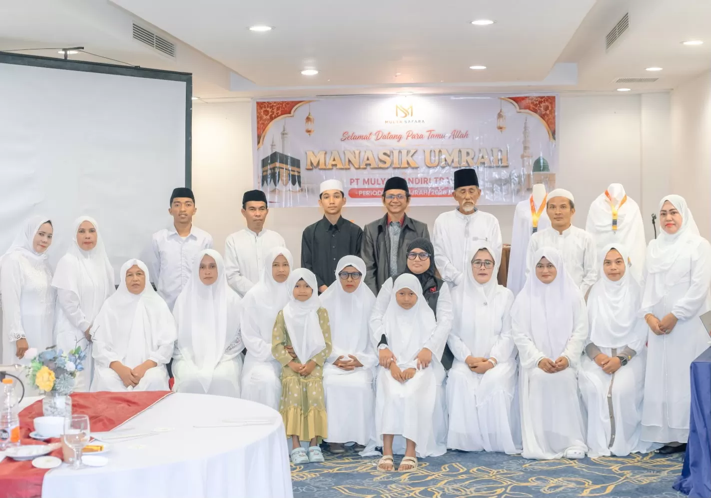 Owner Mulya Mandiri Travel bersama calon jemaah umrah usai manasik