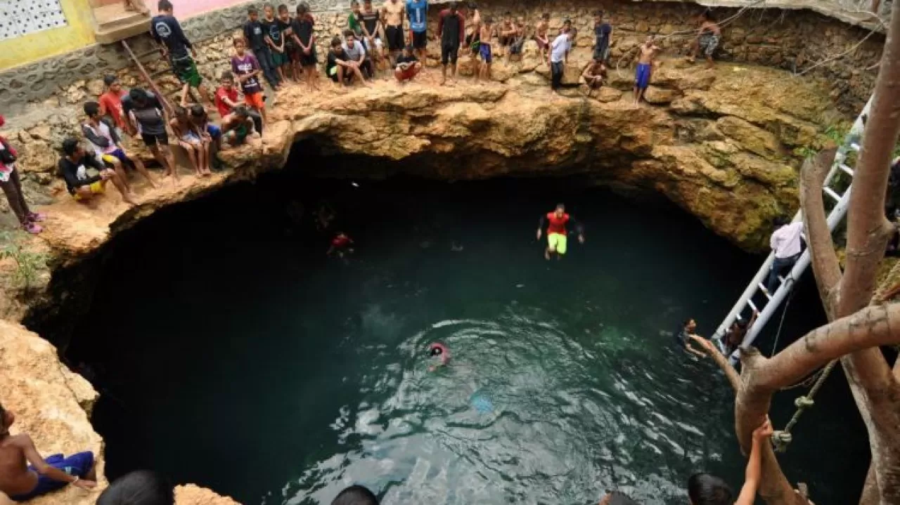 WISATA POPULER! Satu-satunya Di Indonesia, Sumur Raksasa Alami Ini Cuma ...