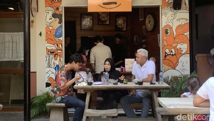 Ganjar Pranowo beserta keluarga makan siang di kedai mie, kawasan Jakarta Selatan. Foto: Detik.com